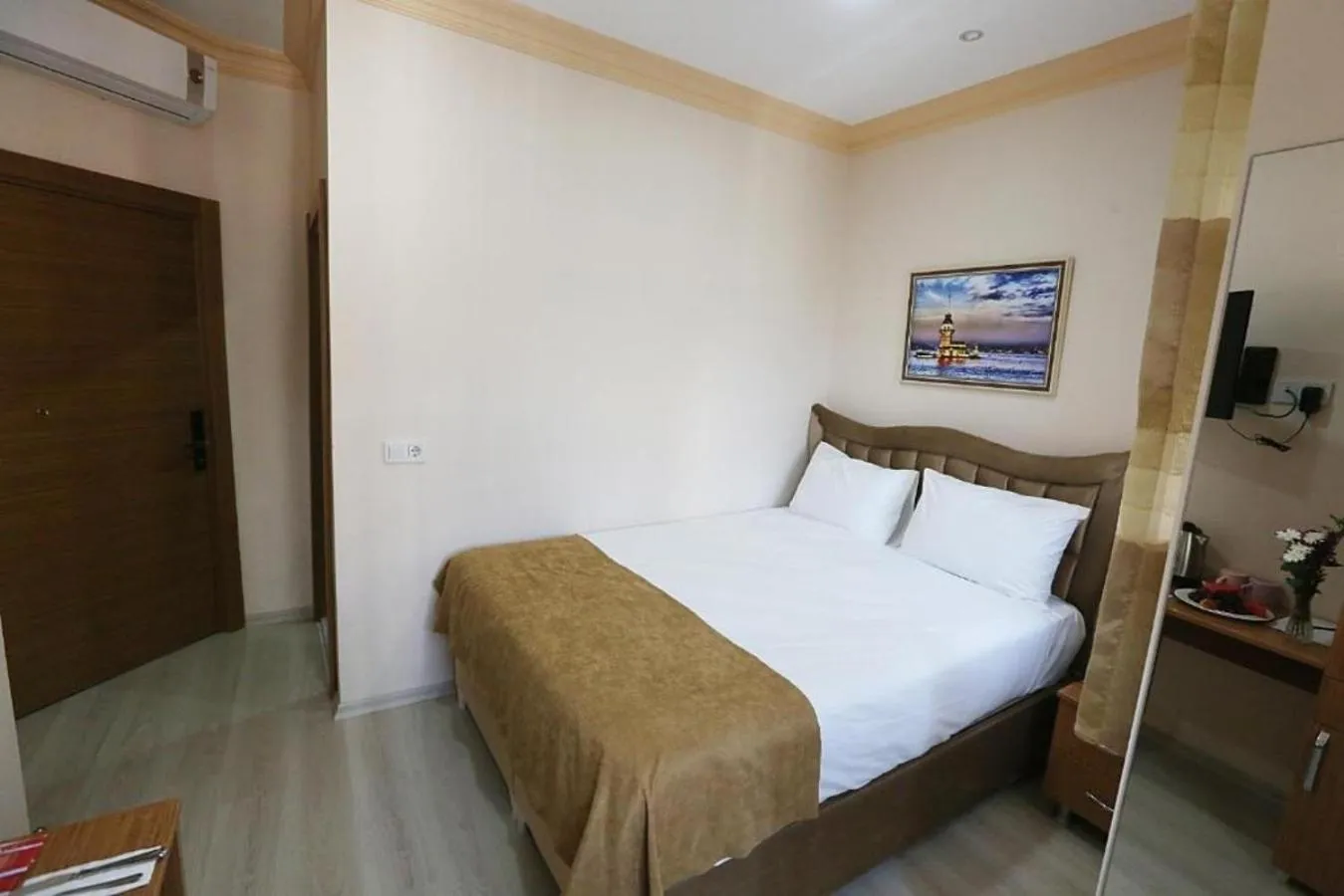 Photo of the whole room, Bed in Maxwell Hotel