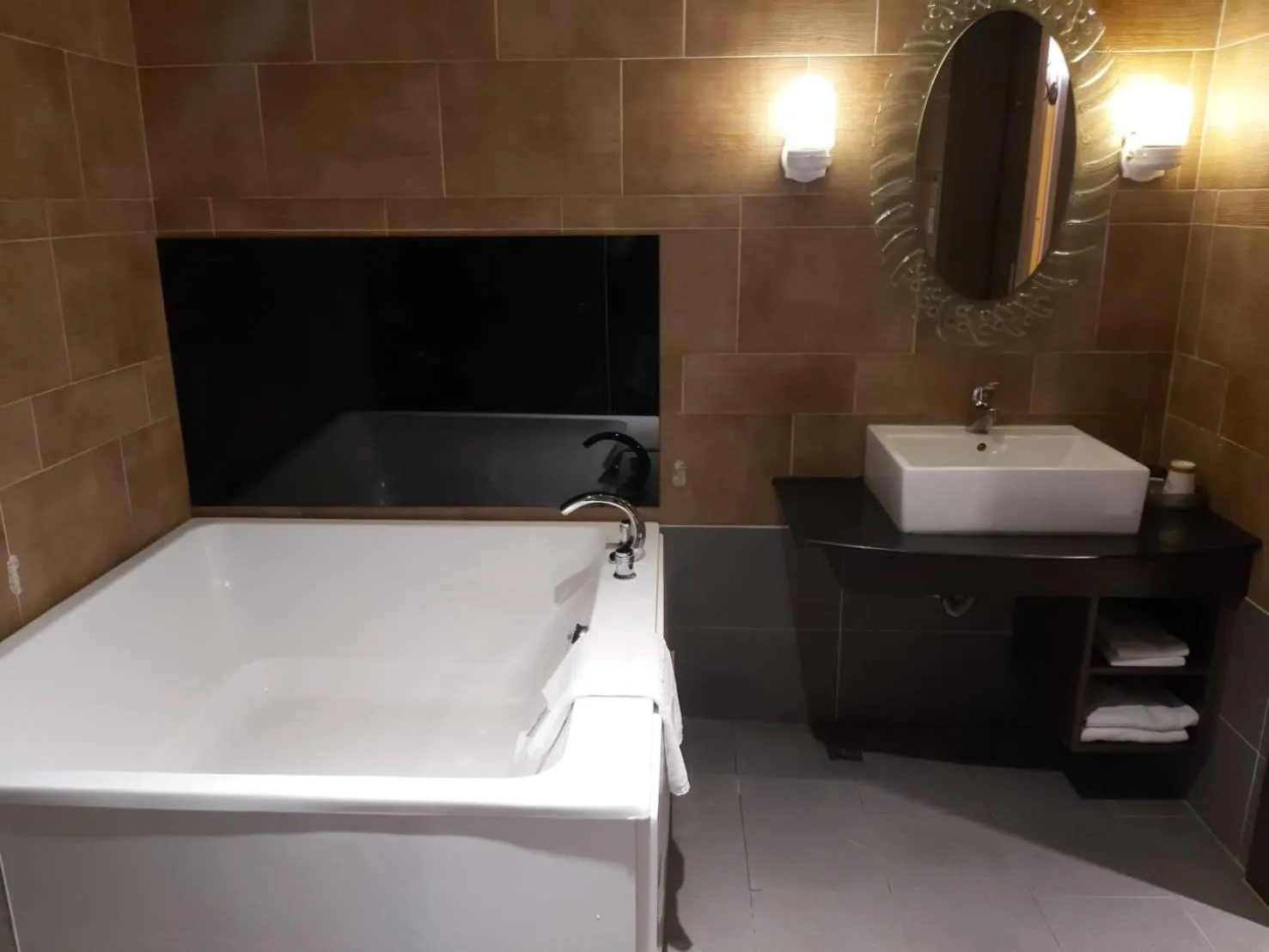 CHATEAU MOTEL (Crystal Code Museum)