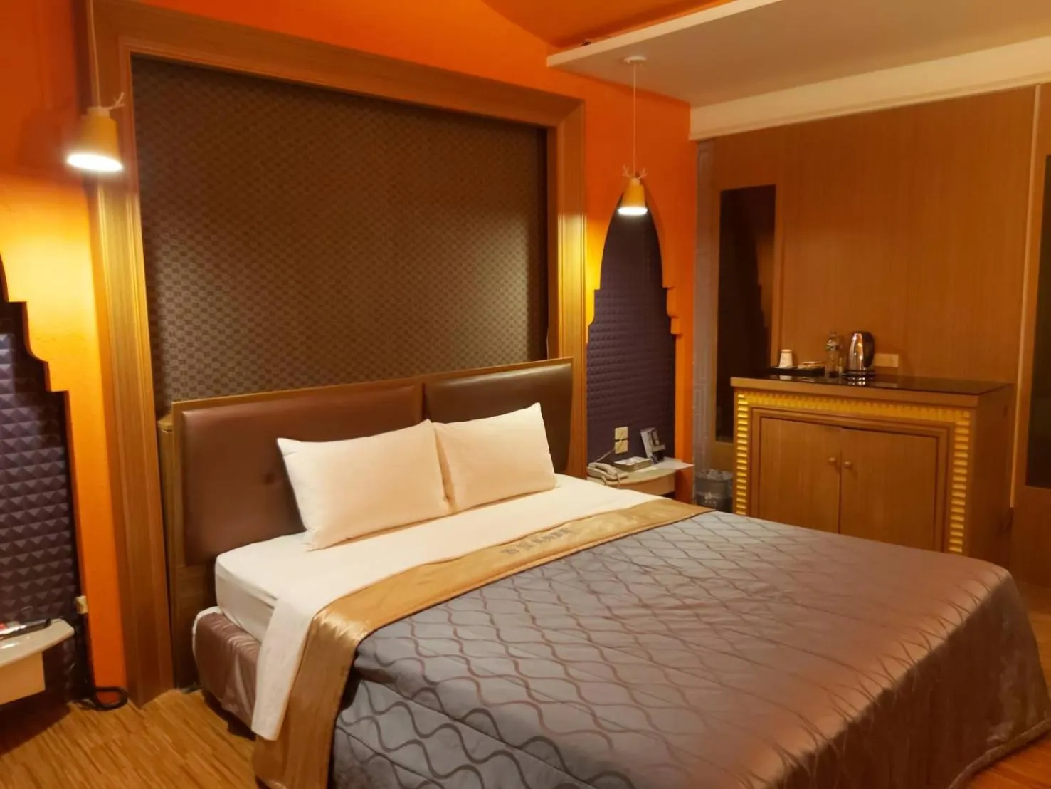 Bed in CHATEAU MOTEL (Crystal Code Museum)