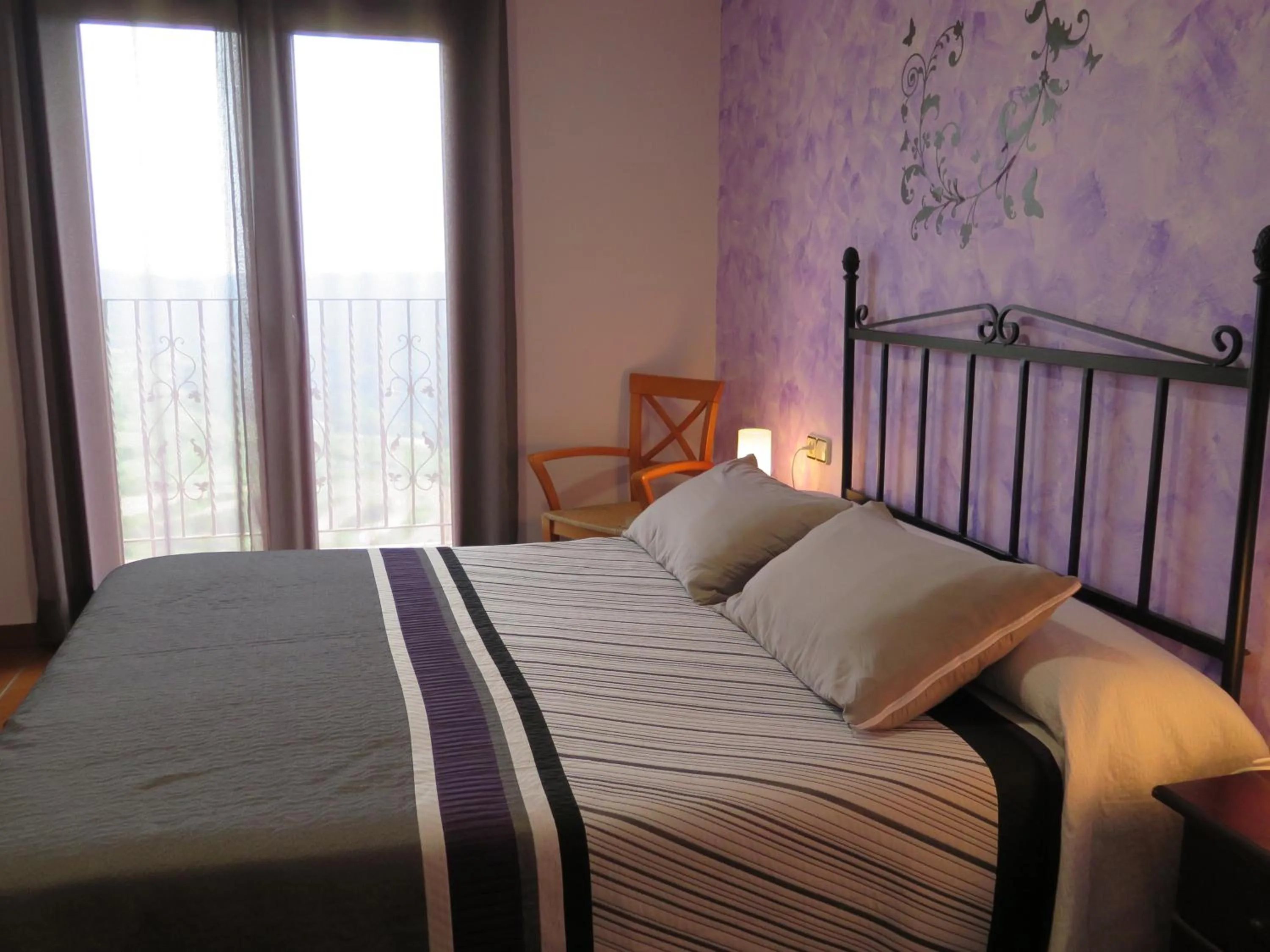 Balcony/Terrace, Bed in Hostal Gúdar