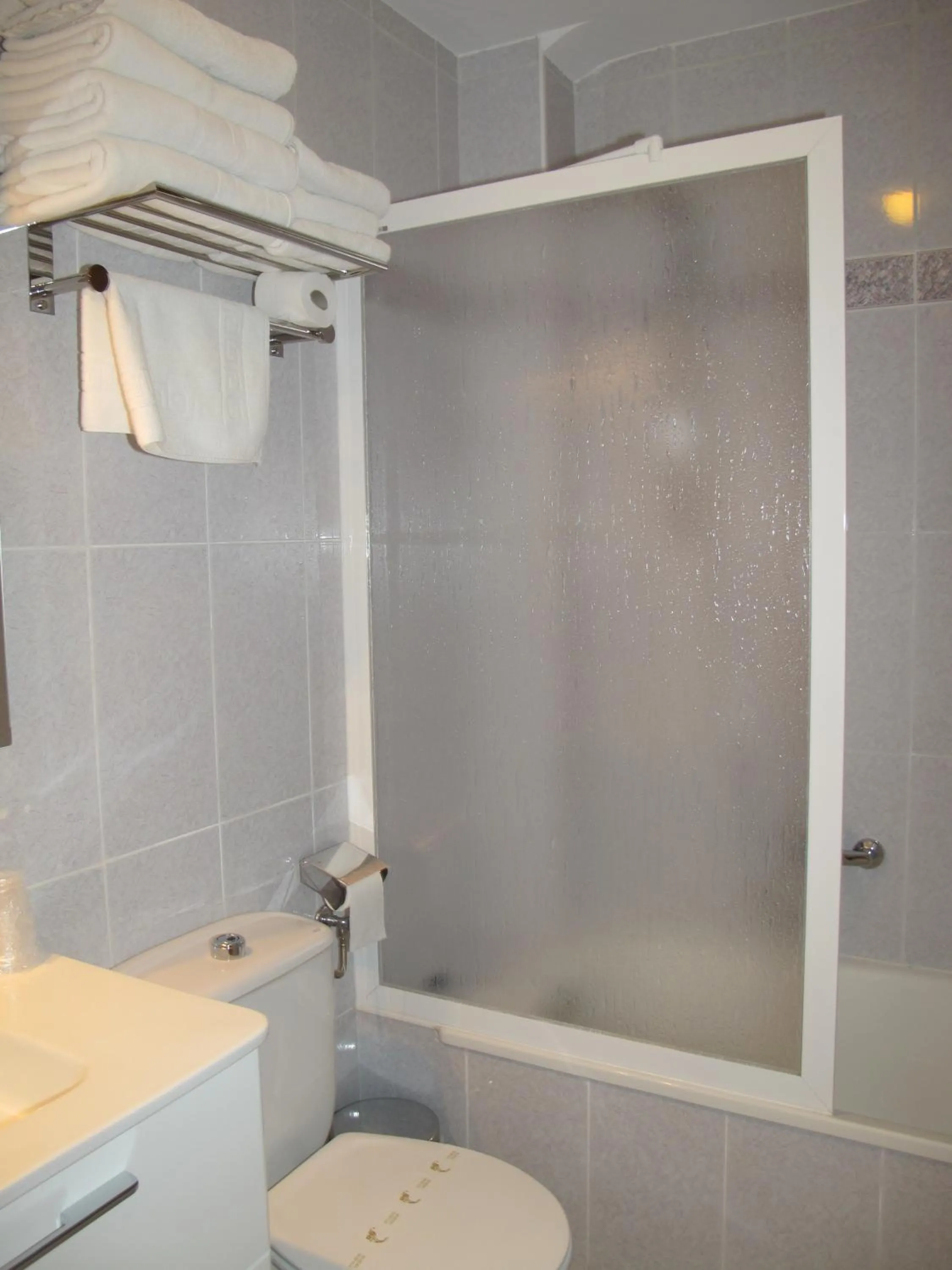 Bathroom in Hostal Gúdar