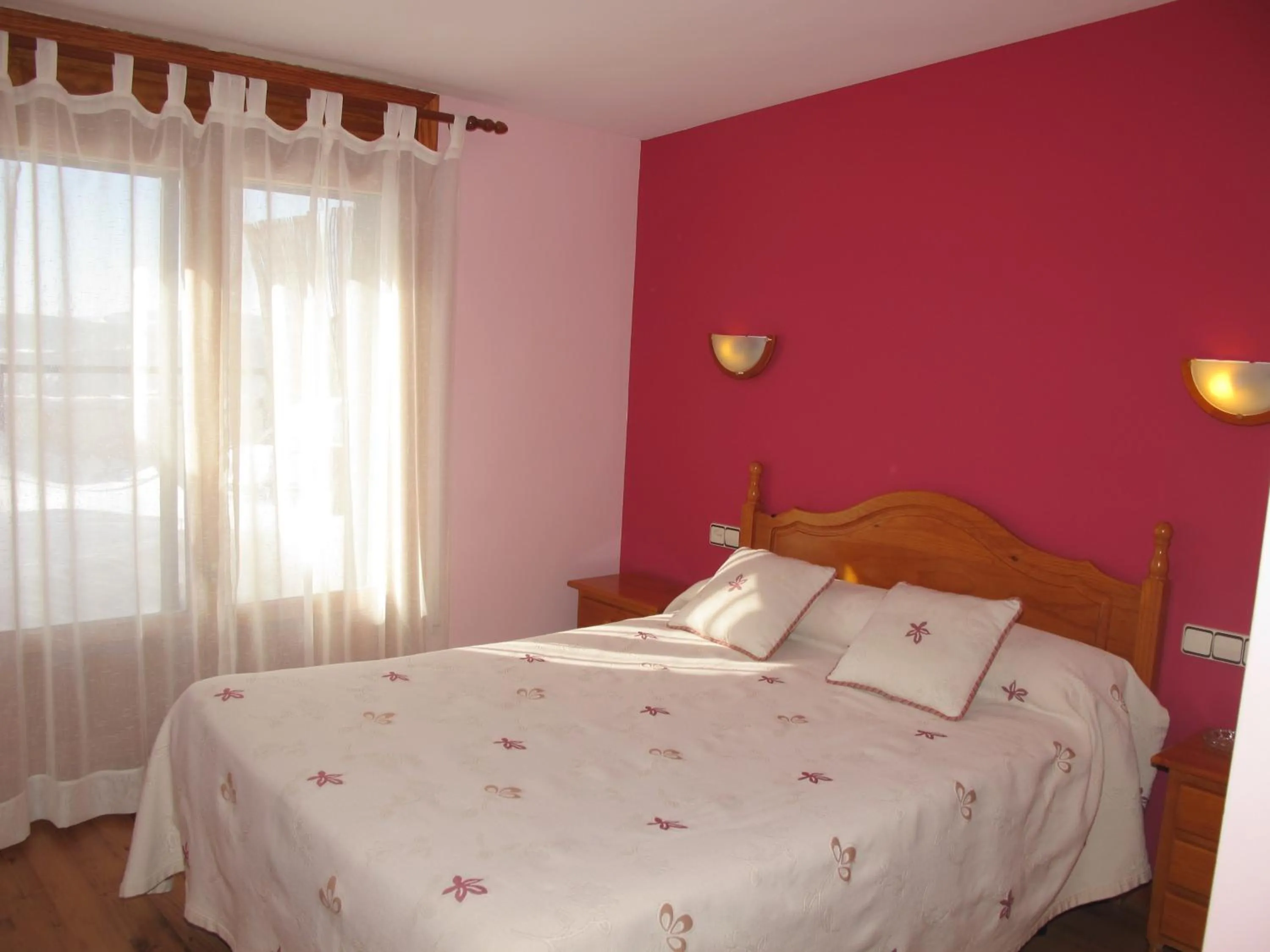 Balcony/Terrace, Bed in Hostal Gúdar