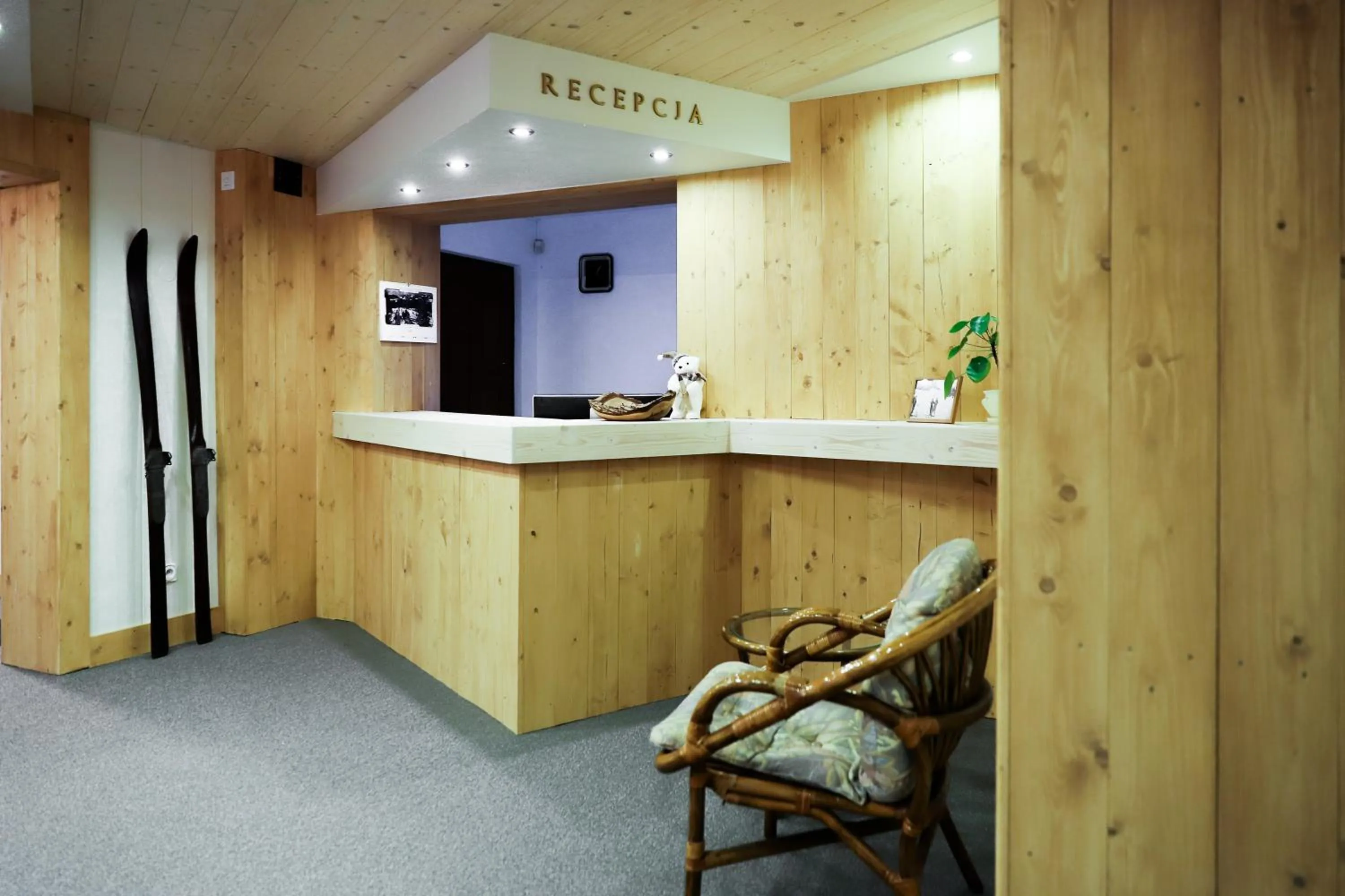 Lobby or reception, Kitchen/Kitchenette in Hotel Wysoka