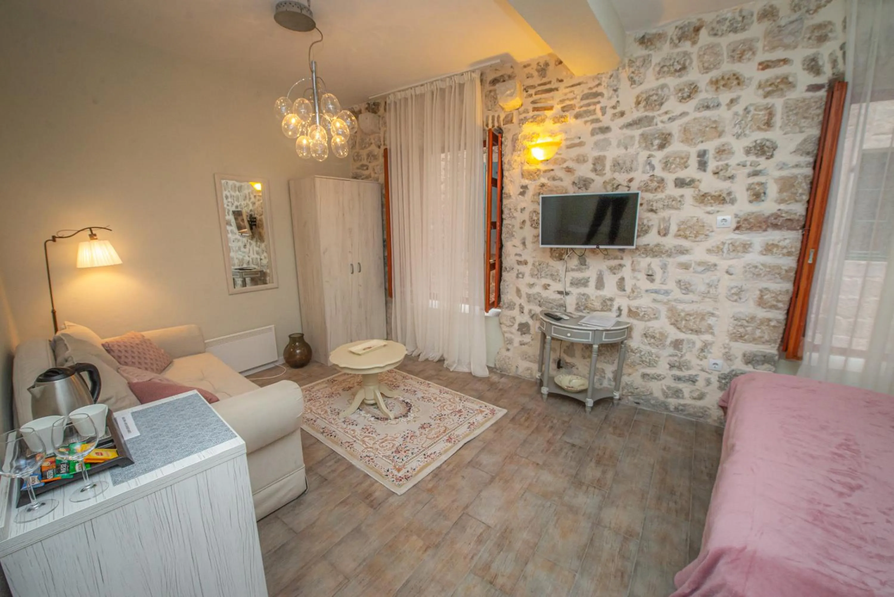 TV and multimedia in Antika Guesthouse