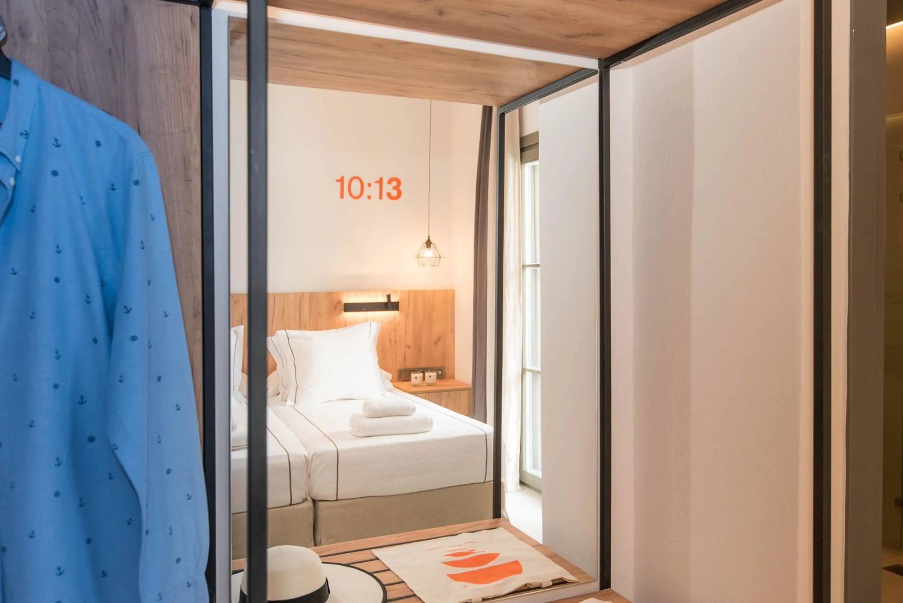 Photo of the whole room, Bed in Sandom