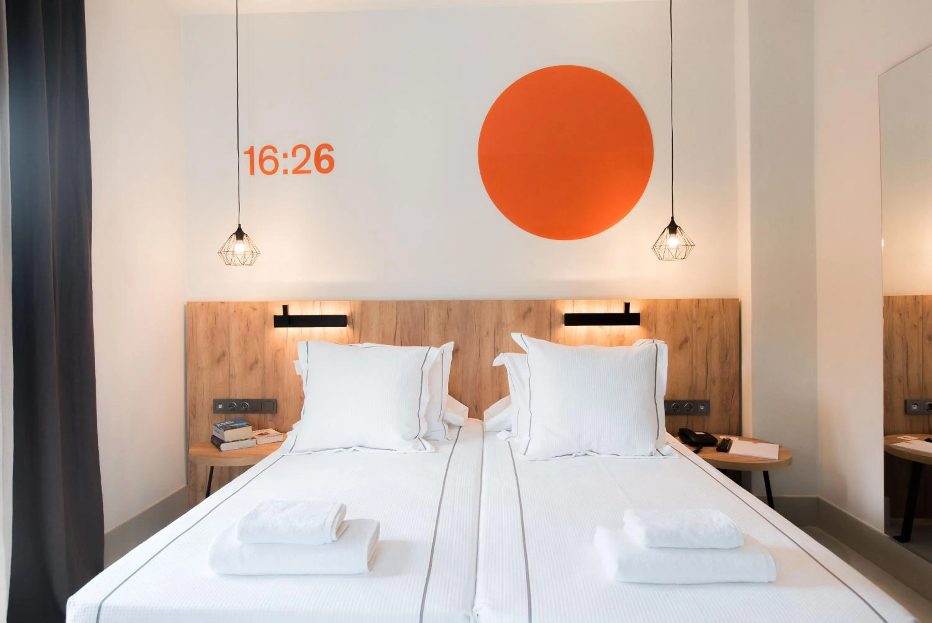 Photo of the whole room, Bed in Sandom