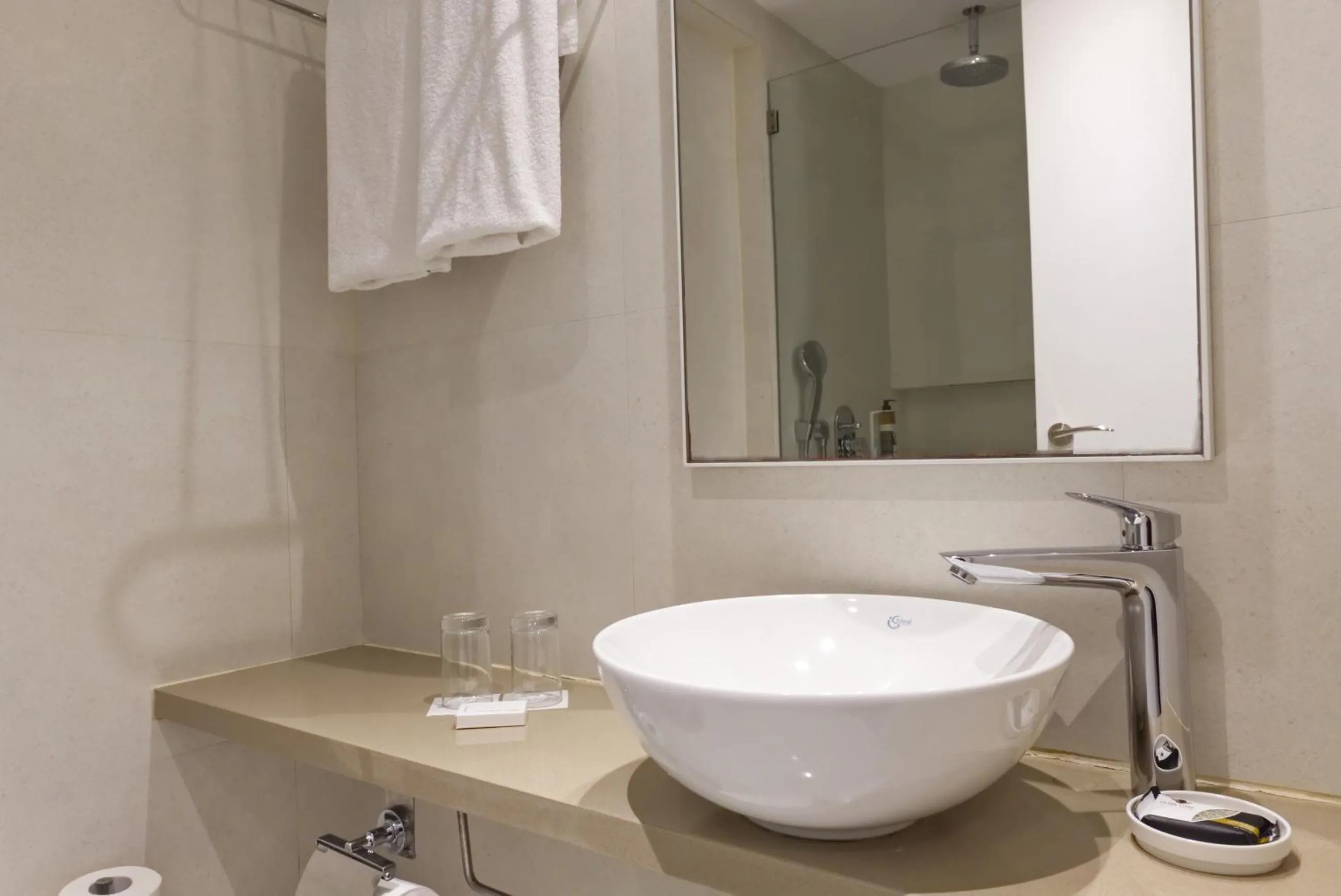 Bathroom in Sunrise Gardens Aparthotel