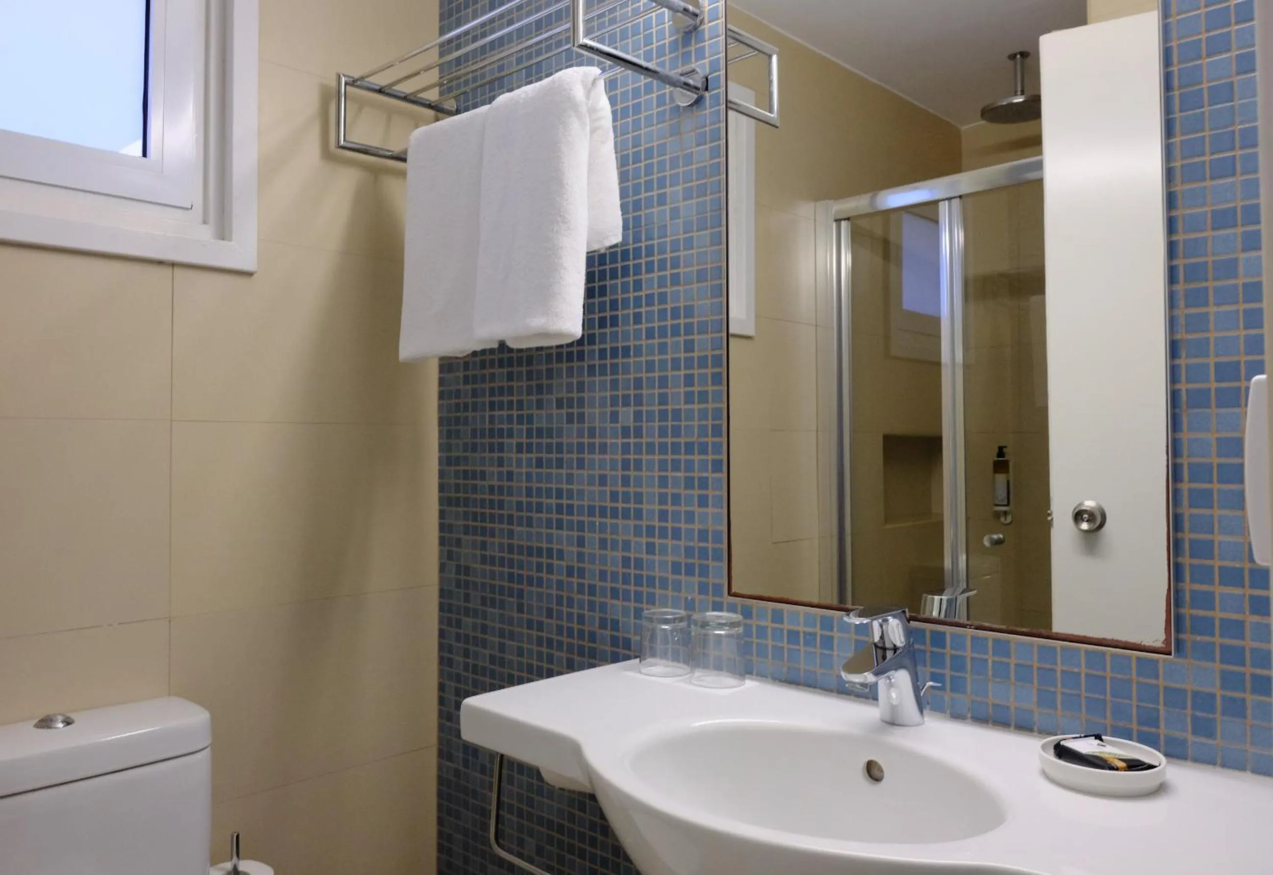 Bathroom in Sunrise Gardens Aparthotel