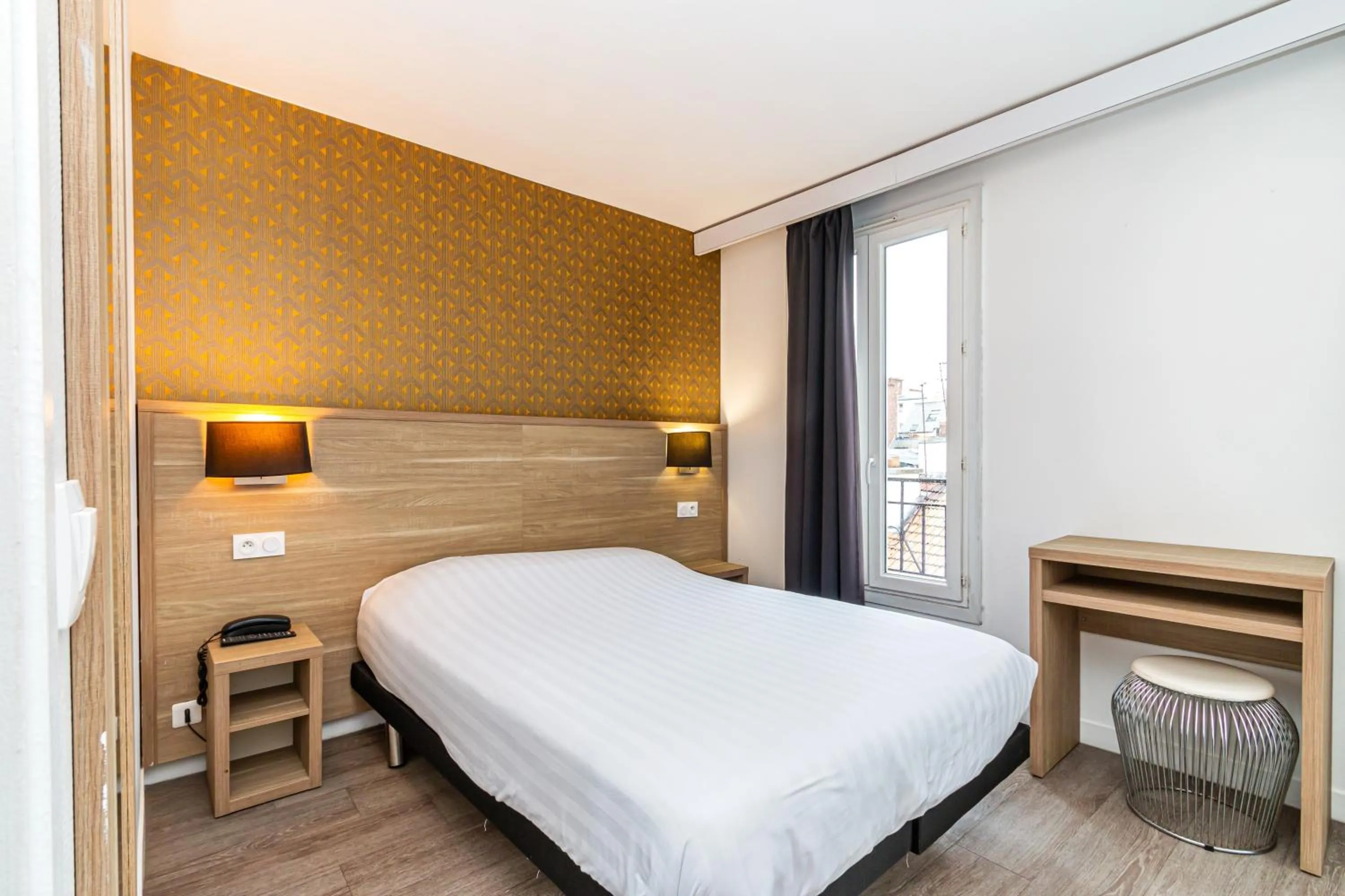 Photo of the whole room, Bed in Denfert-Montparnasse