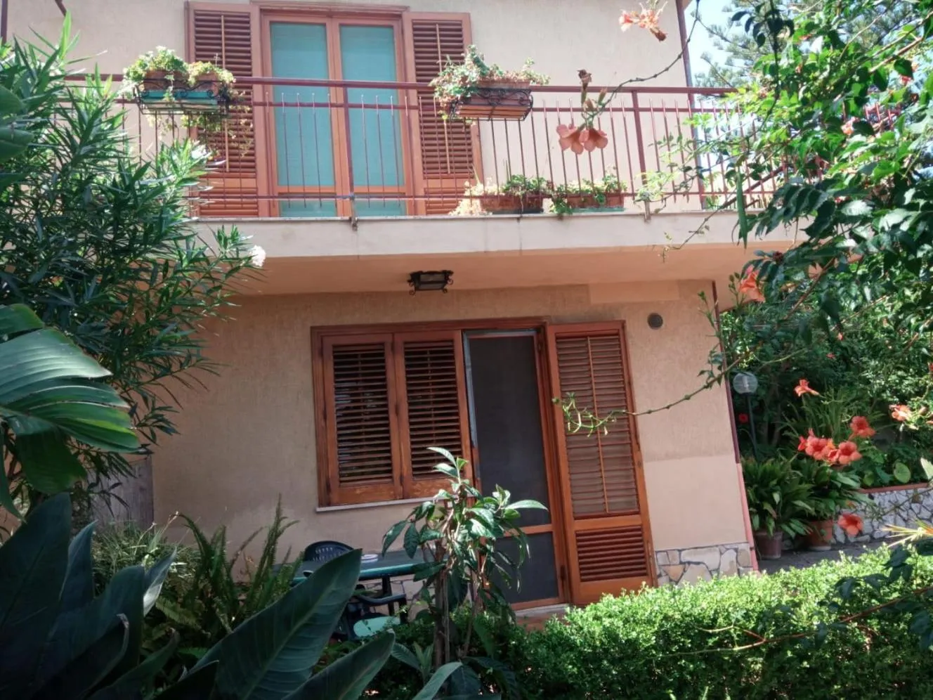 Property building in Stanza in Villa con giardino vista mare