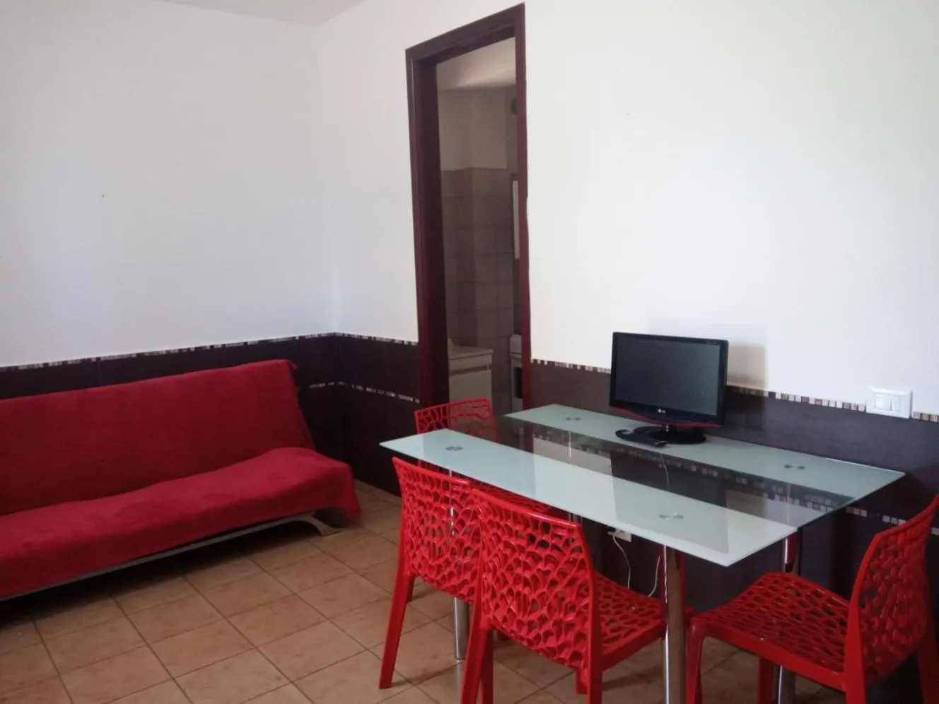 Communal lounge/ TV room in Stanza in Villa con giardino vista mare