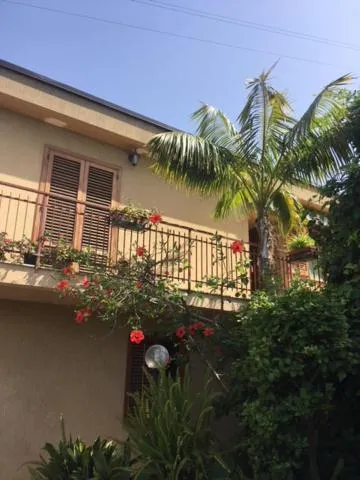 Property building in Stanza in Villa con giardino vista mare
