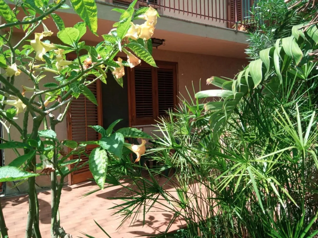 Property building in Stanza in Villa con giardino vista mare