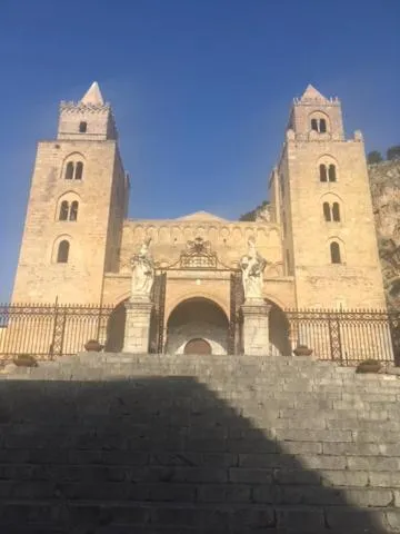 Landmark view in Stanza in Villa con giardino vista mare