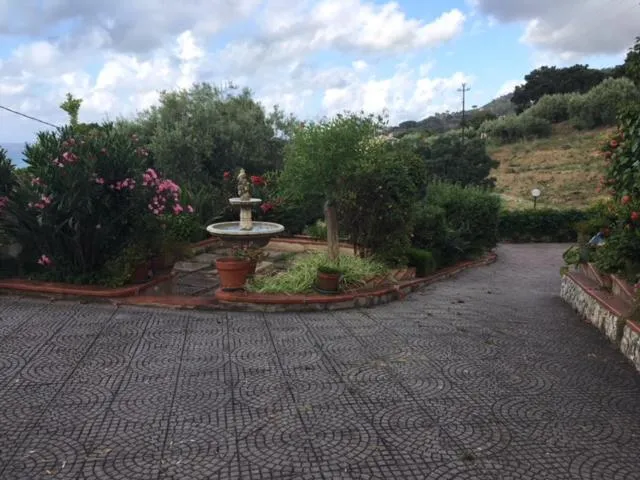 Garden in Stanza in Villa con giardino vista mare