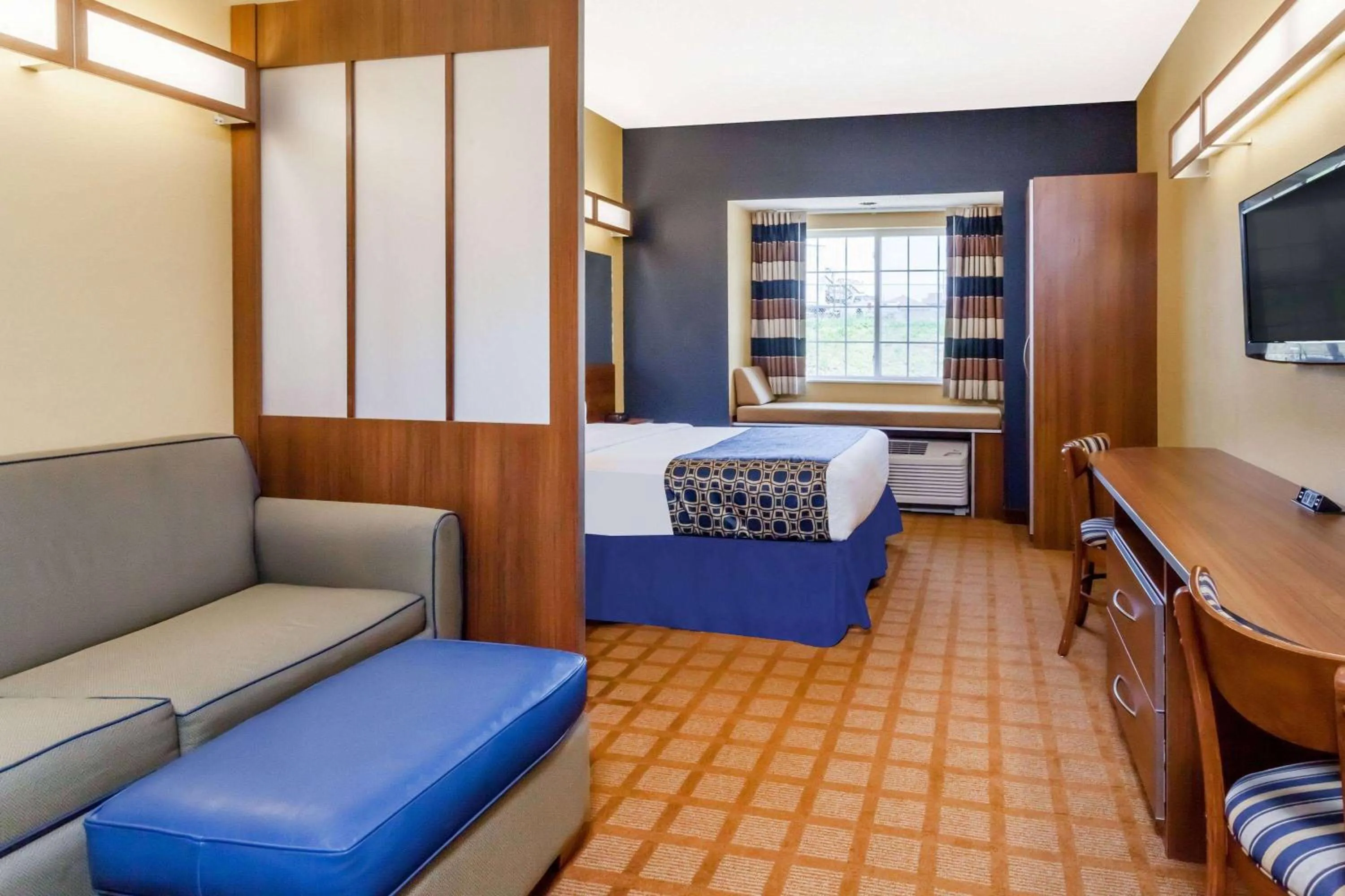 Photo of the whole room, Bed in Microtel Inn & Suites