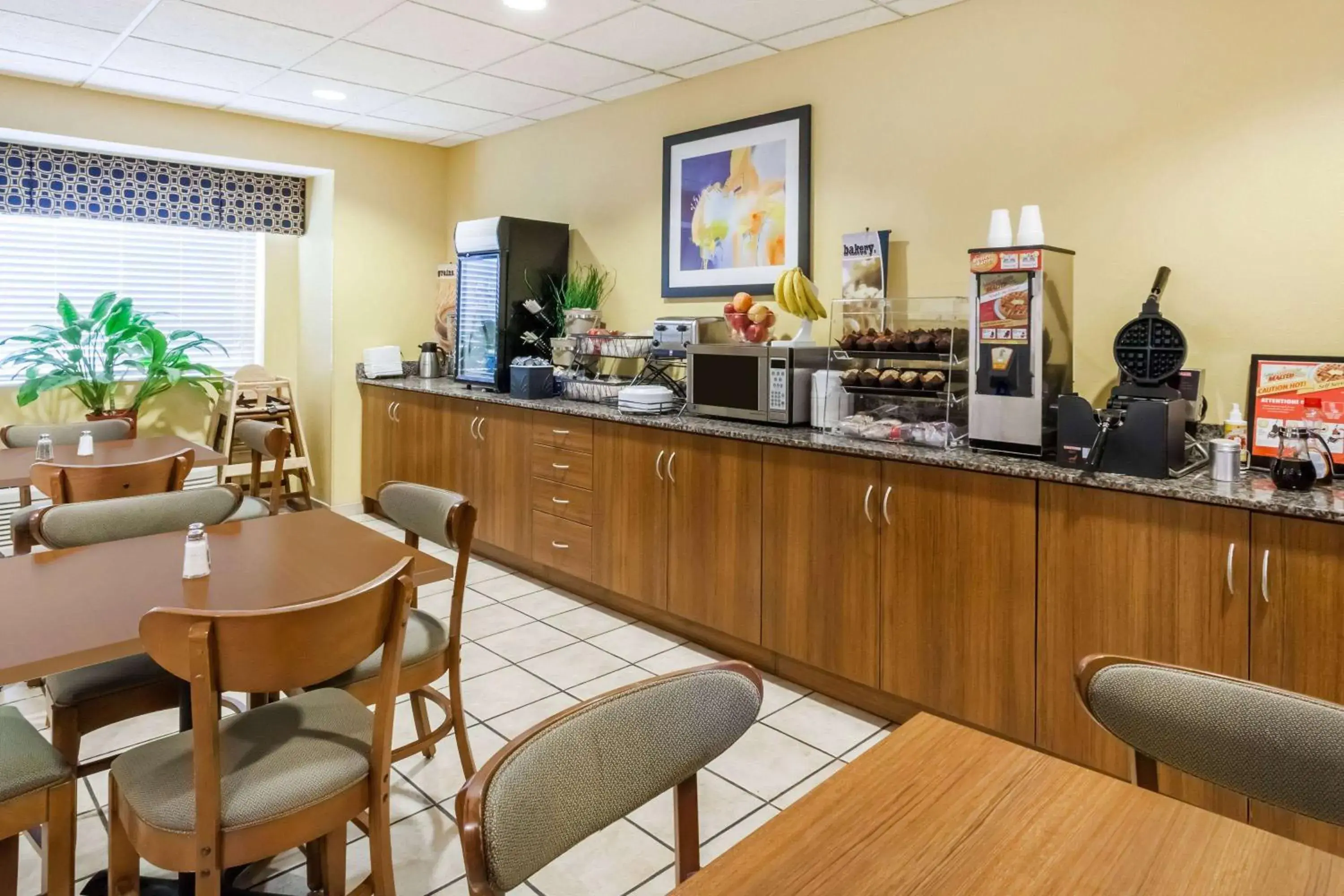 Breakfast in Microtel Inn & Suites Breakfast in Microtel Inn & Suites