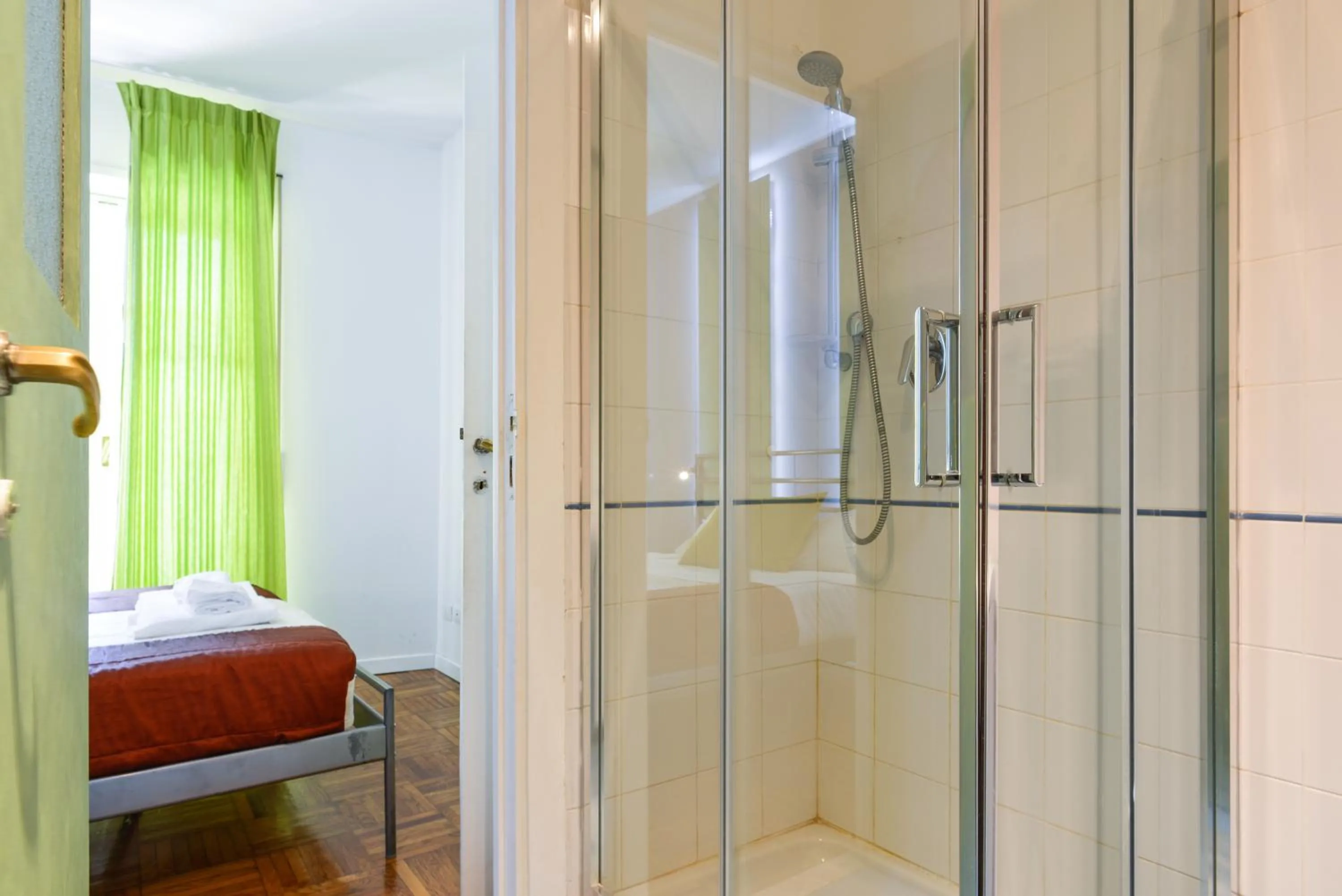 Shower, Bed in Archimede Flat