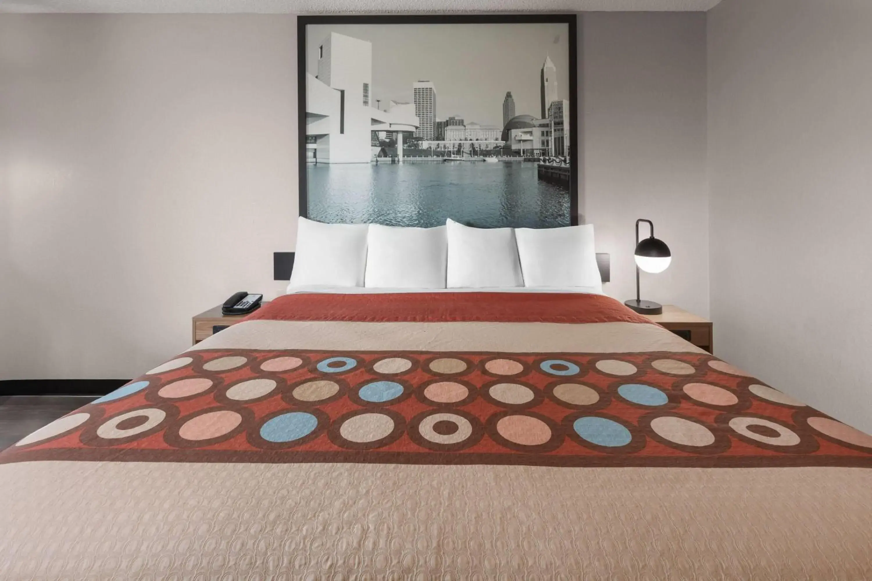 Photo of the whole room, Bed in Super 8 by Wyndham Kent/Akron Area Photo of the whole room, Bed in Super 8 by Wyndham Kent/Akron Area