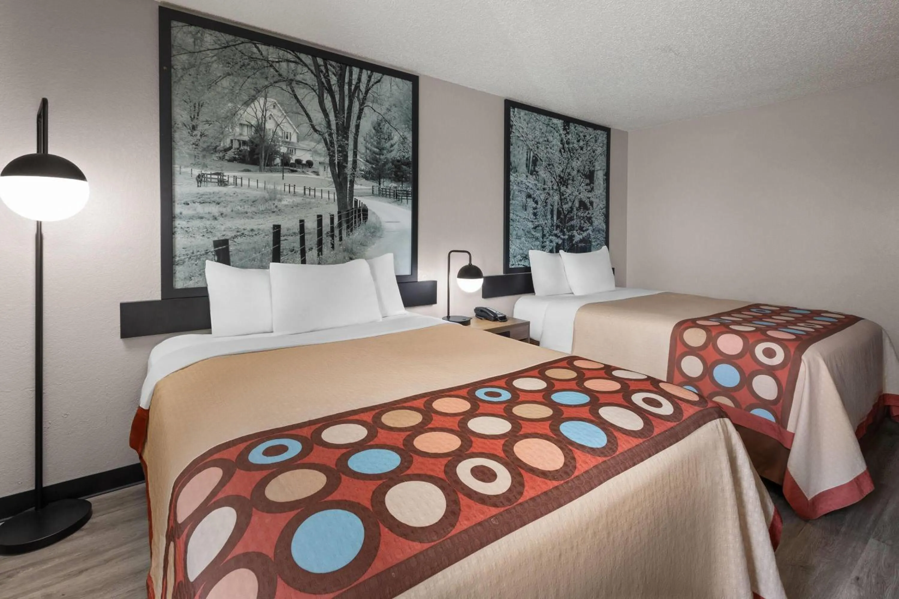 Photo of the whole room, Bed in Super 8 by Wyndham Kent/Akron Area