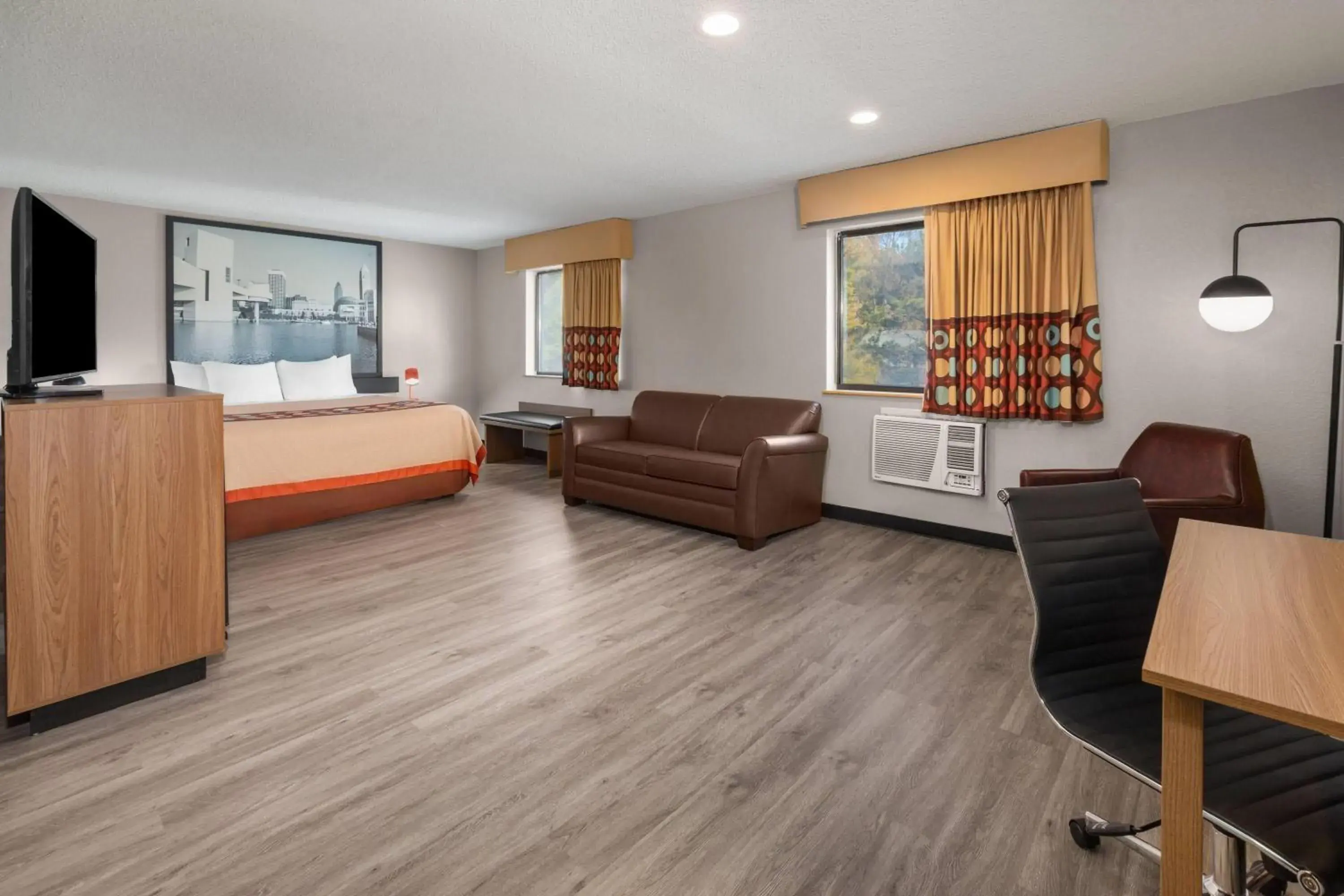 Photo of the whole room, Bed in Super 8 by Wyndham Kent/Akron Area Photo of the whole room, Bed in Super 8 by Wyndham Kent/Akron Area