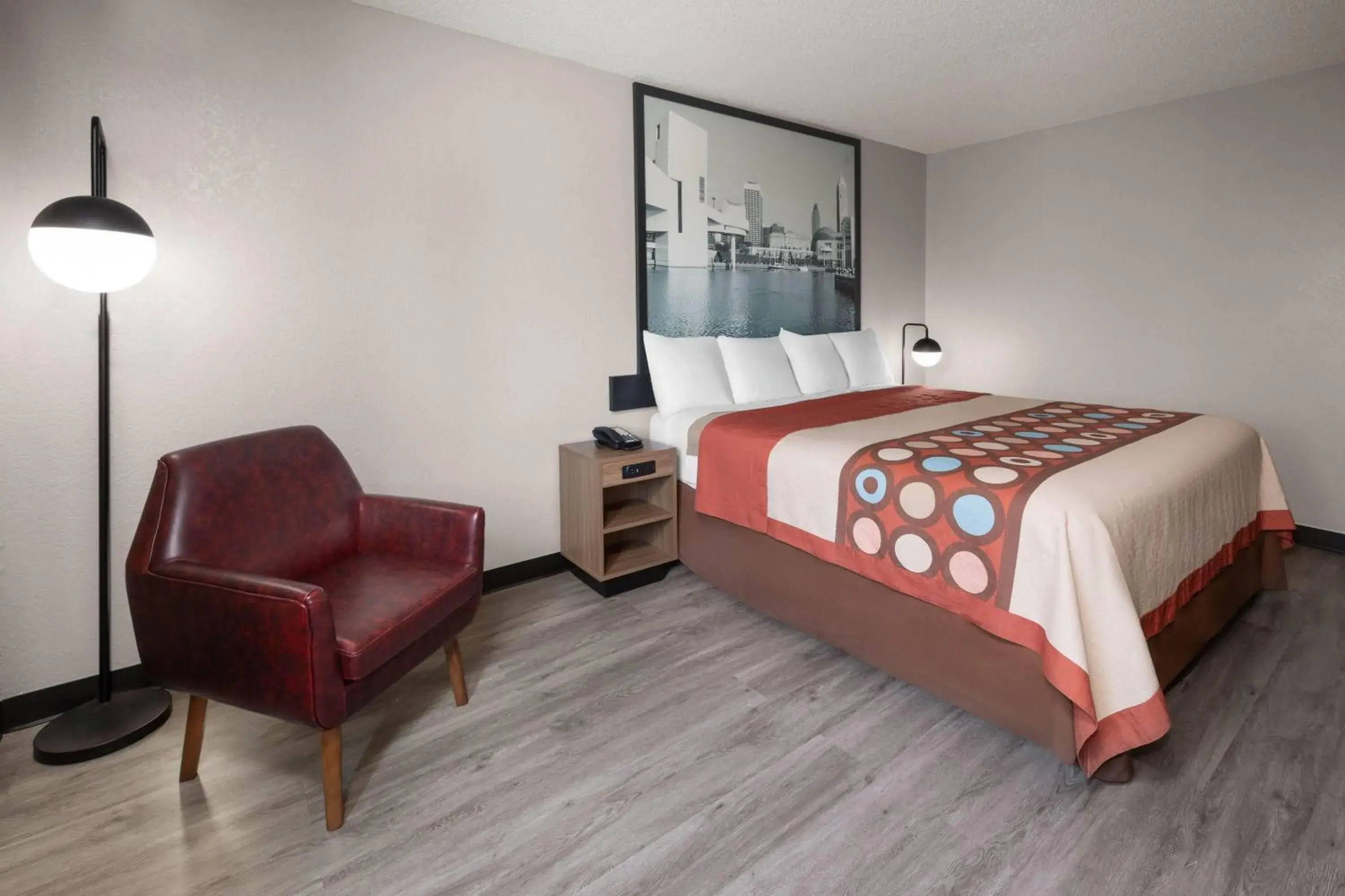 Photo of the whole room, Bed in Super 8 by Wyndham Kent/Akron Area Photo of the whole room, Bed in Super 8 by Wyndham Kent/Akron Area