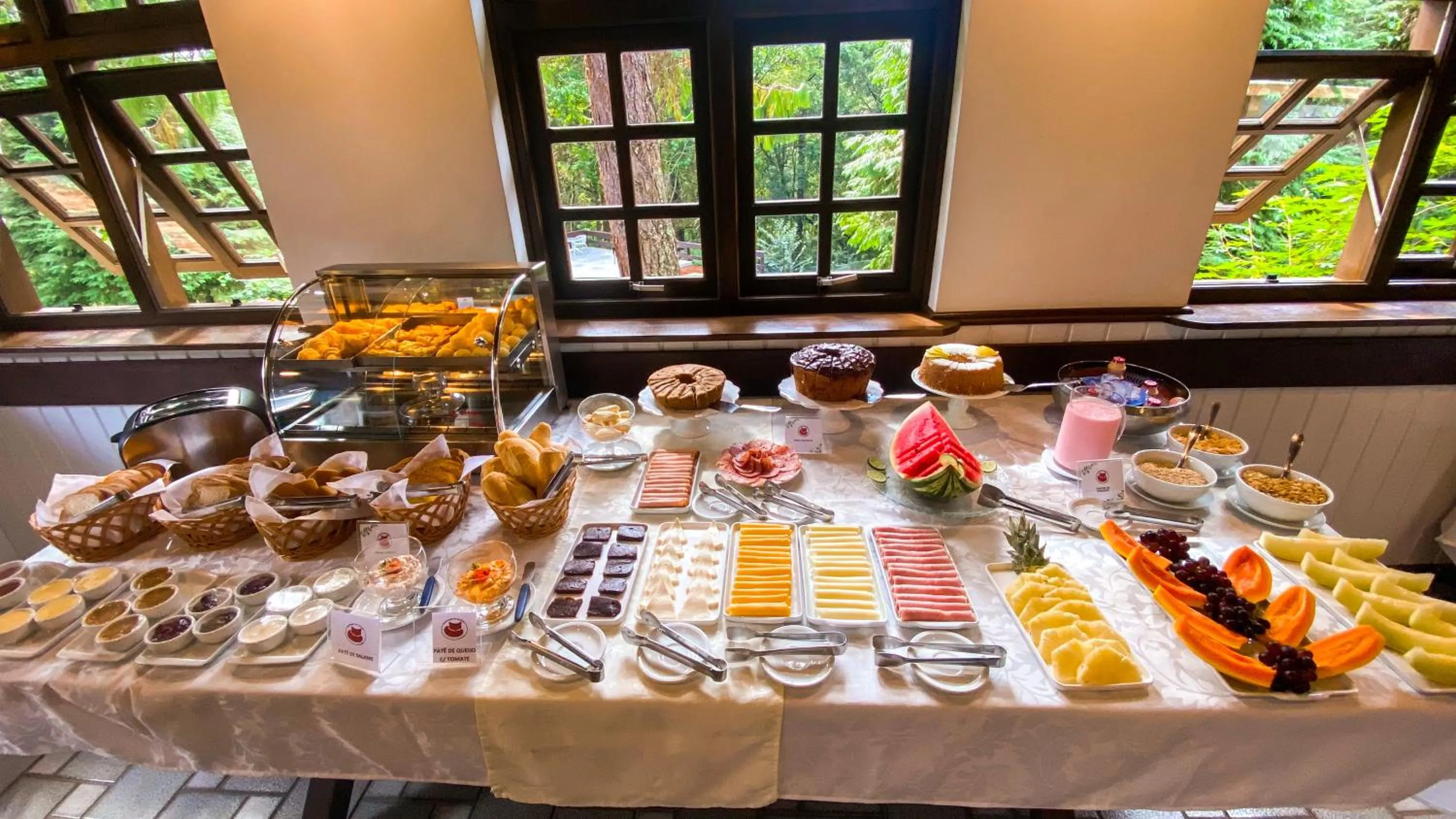 Continental breakfast in Pousada O Cantinho da Raposa