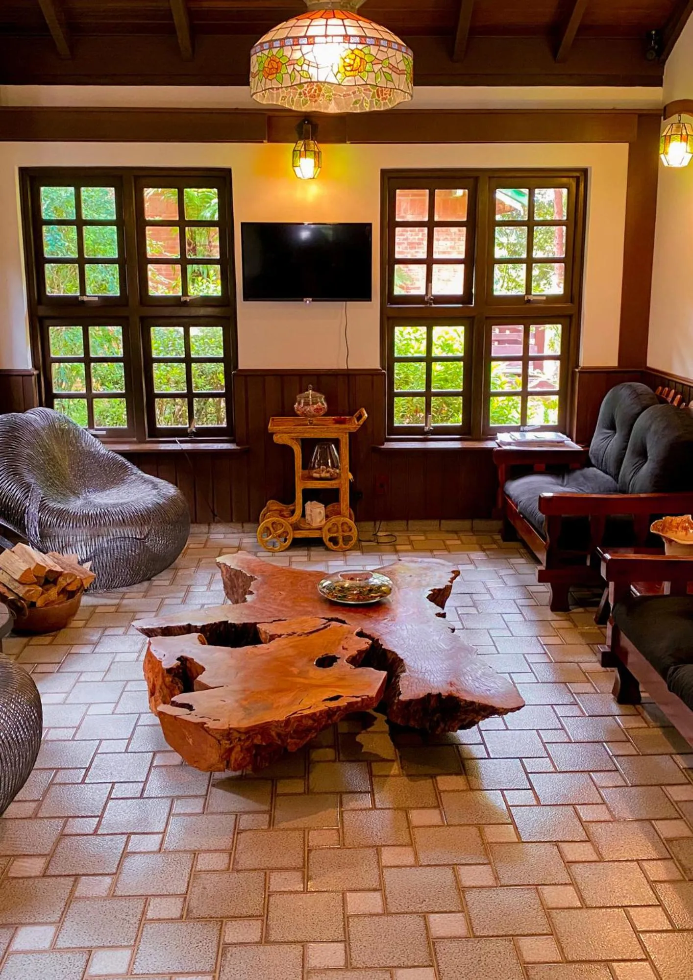 Communal lounge/ TV room in Pousada O Cantinho da Raposa