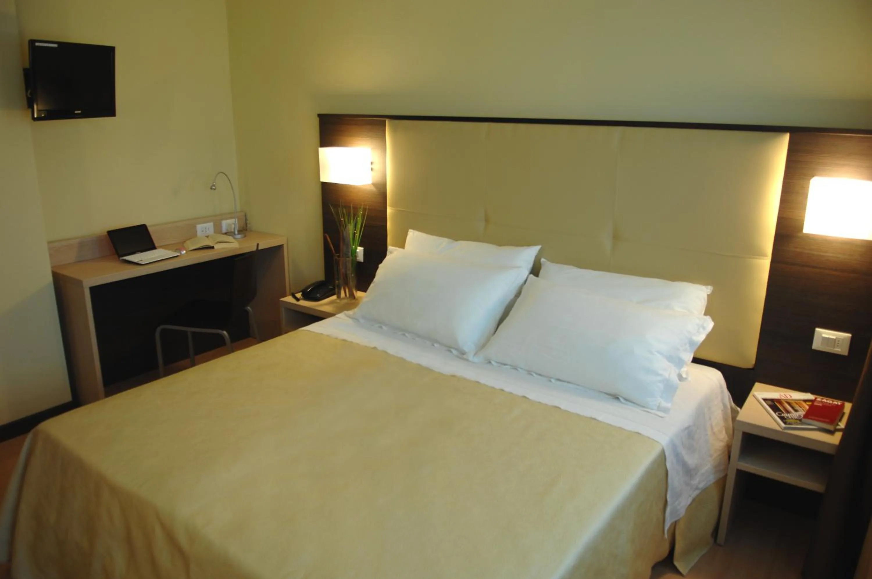 Photo of the whole room, Bed in Hotel Alverì