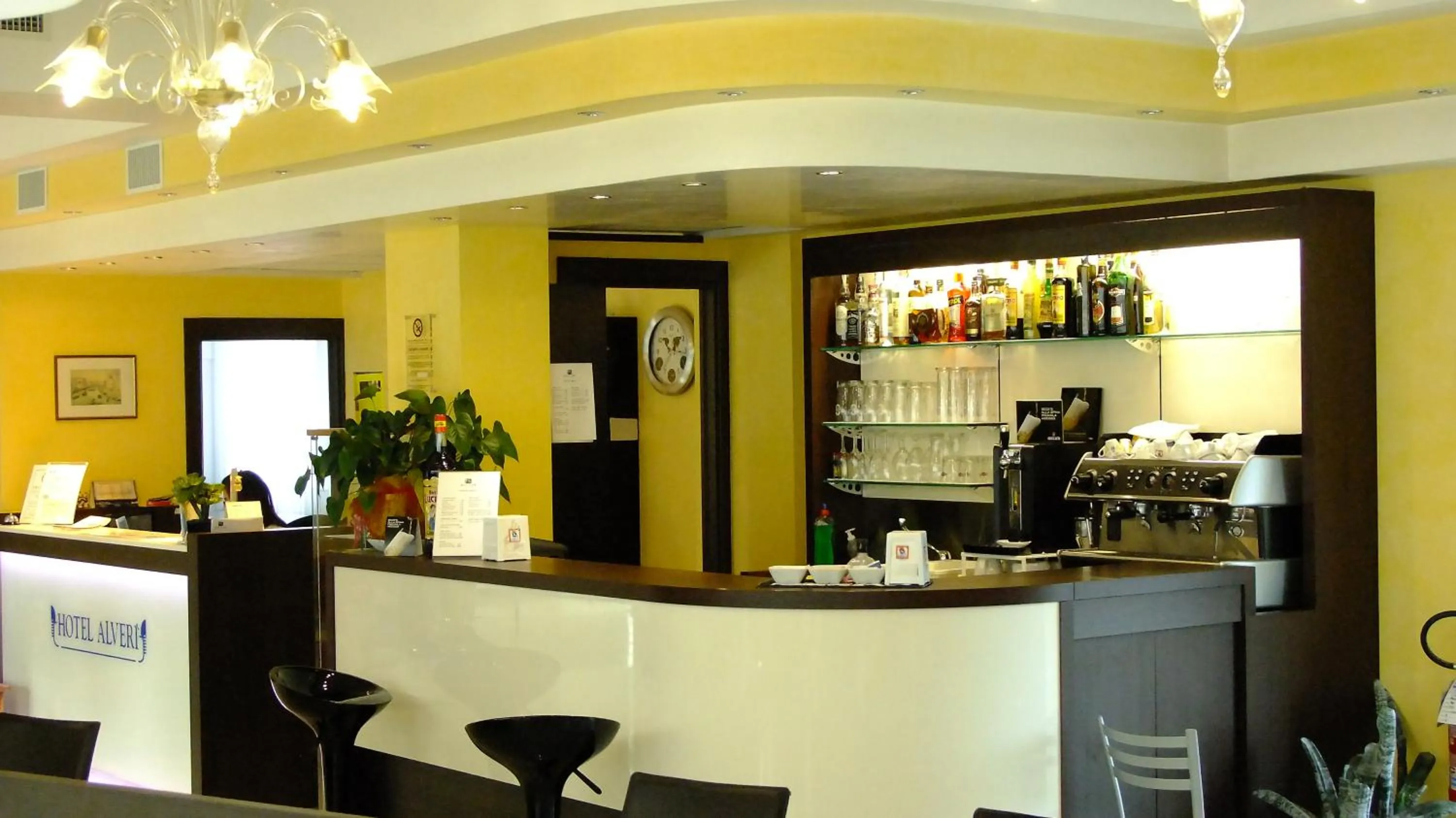 Lounge or bar in Hotel Alverì