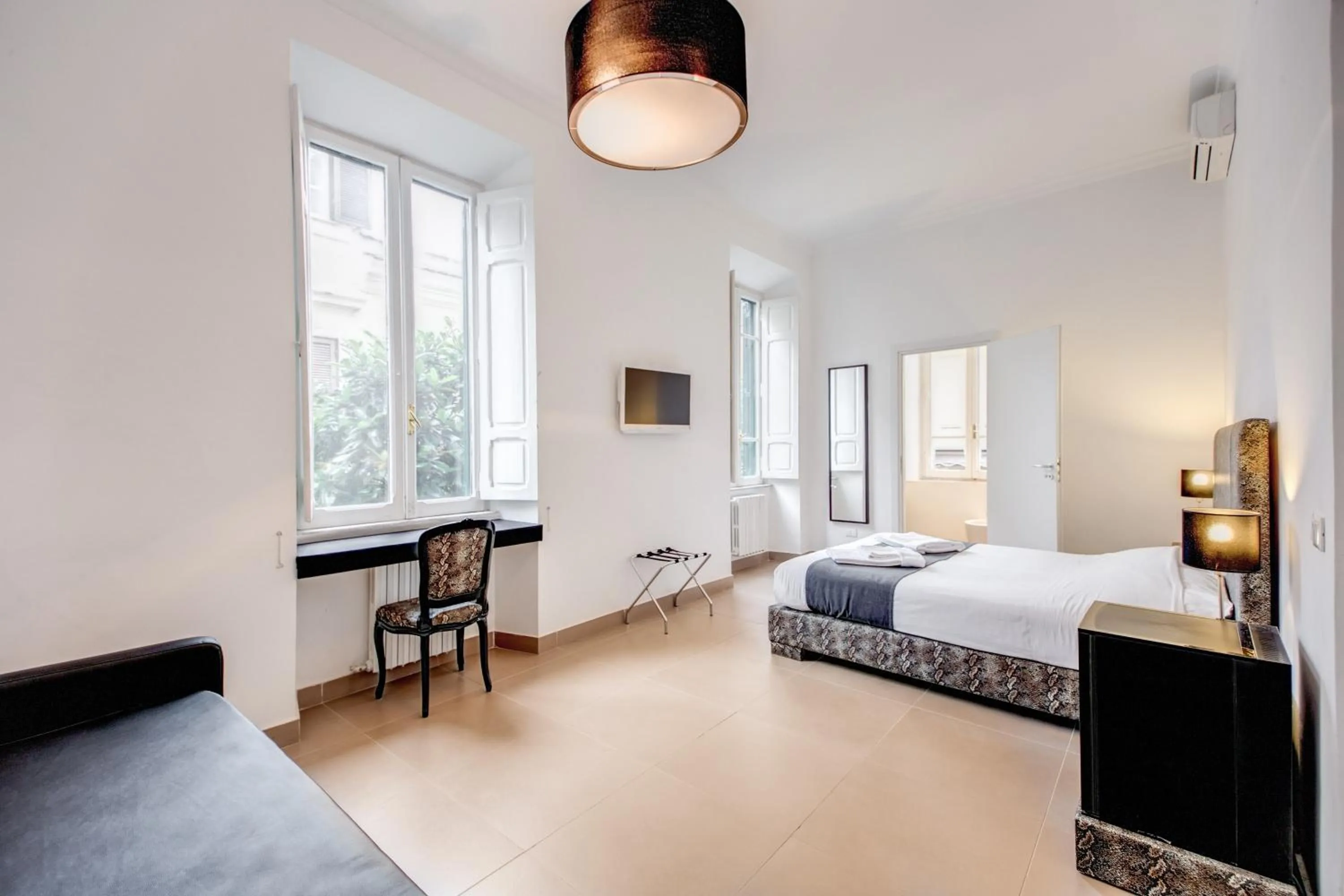 Photo of the whole room, Bed in Imperia Suite