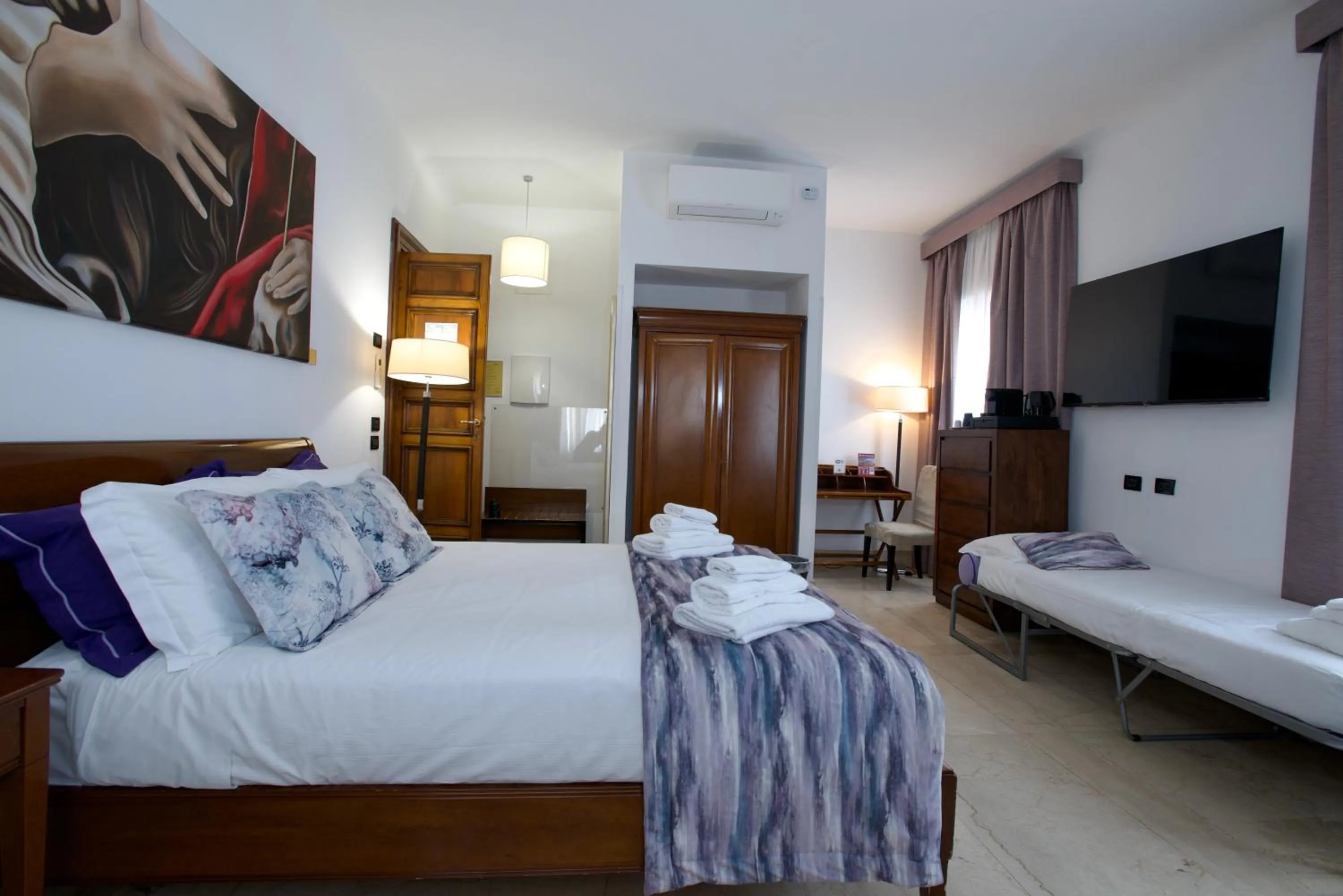 Bed in St. Peter' Six Rooms & Suites