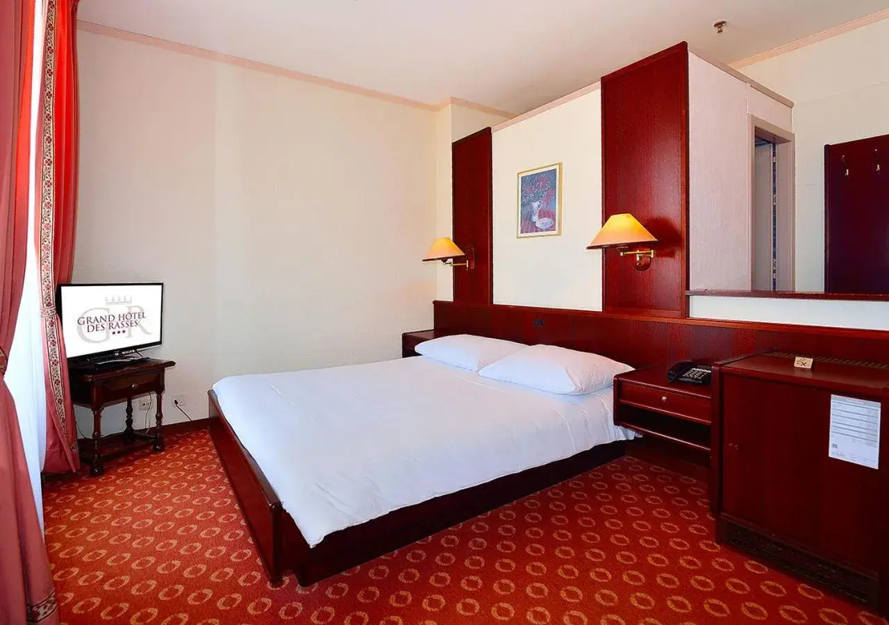 Photo of the whole room, Bed in Grand Hôtel des Rasses & Wellness Photo of the whole room, Bed in Grand Hôtel des Rasses & Wellness