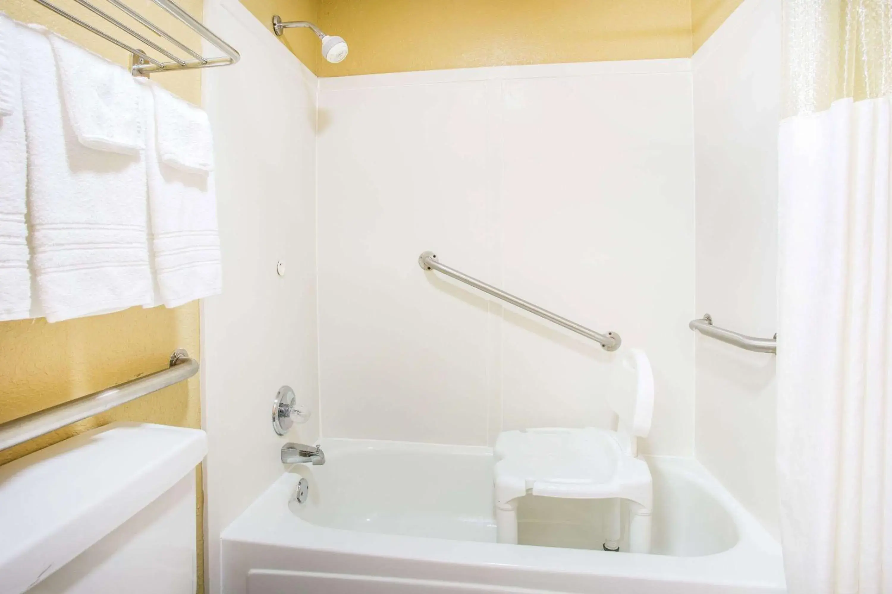 King Room with Bath Tub - Mobility Accessible/Non-Smoking in Days Inn by Wyndham Athens King Room with Bath Tub - Mobility Accessible/Non-Smoking in Days Inn by Wyndham Athens