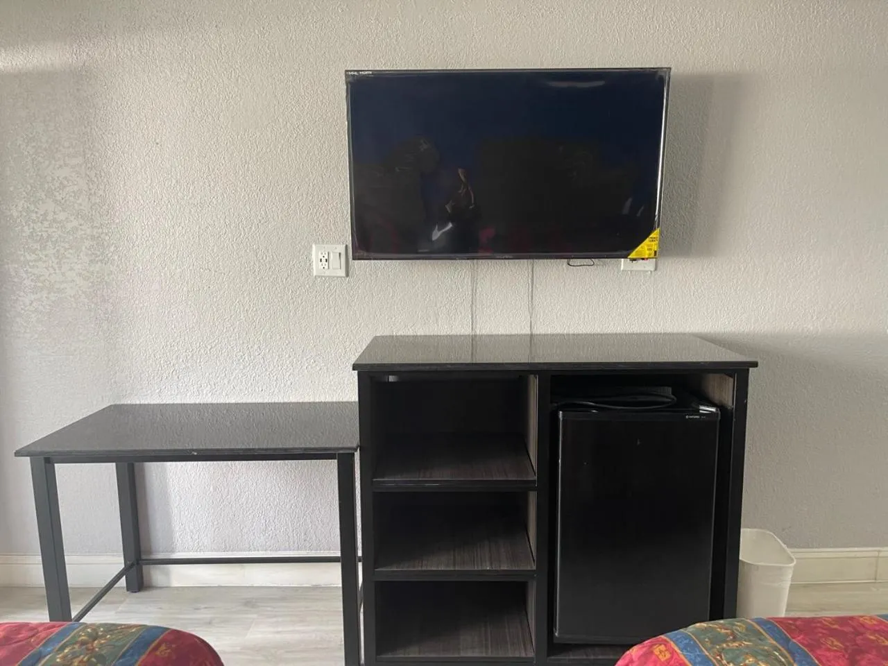 TV and multimedia, TV/Entertainment Center in Scottish Inn Savannah