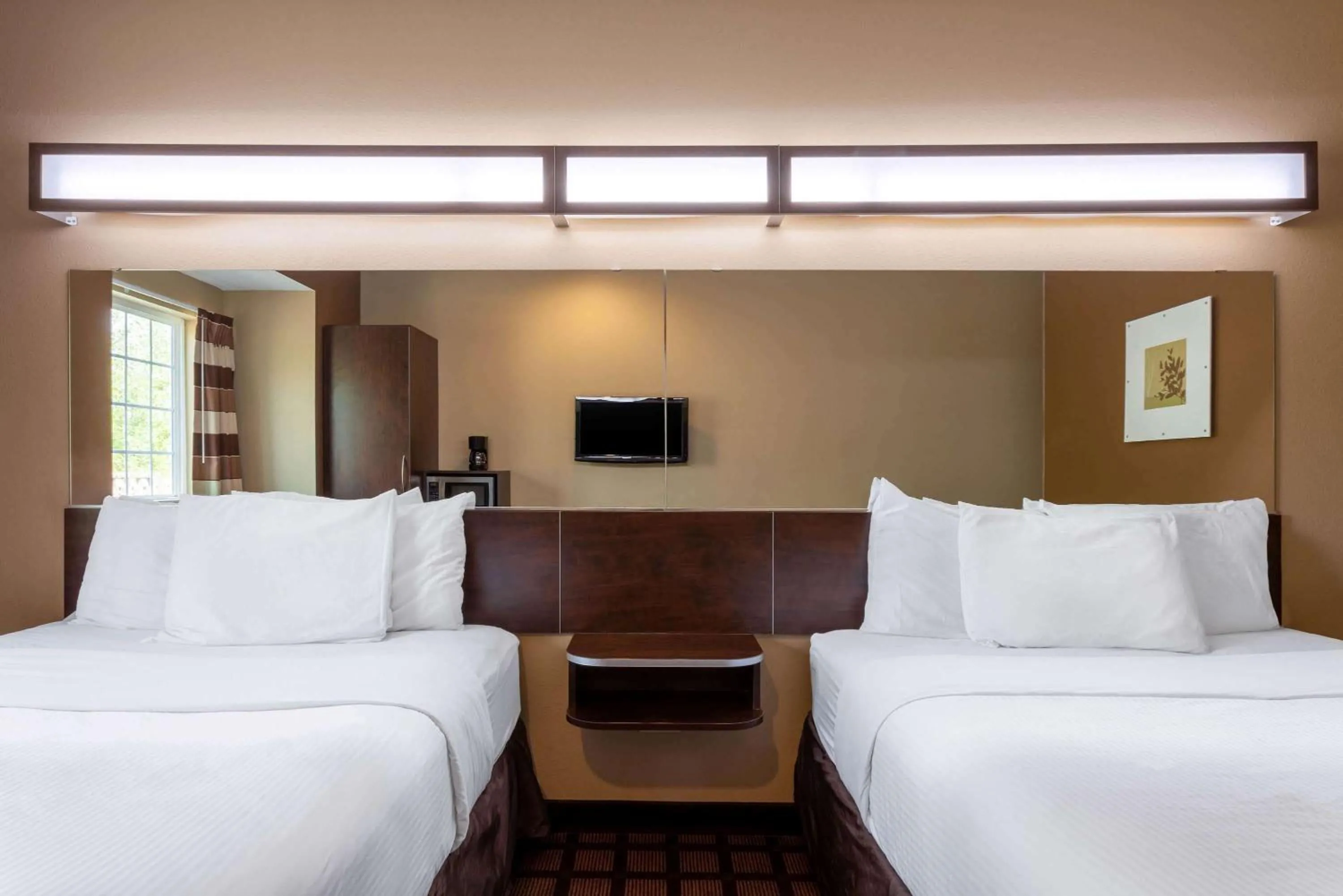 Photo of the whole room, Bed in Microtel Inn & Suites by Wyndham Columbia