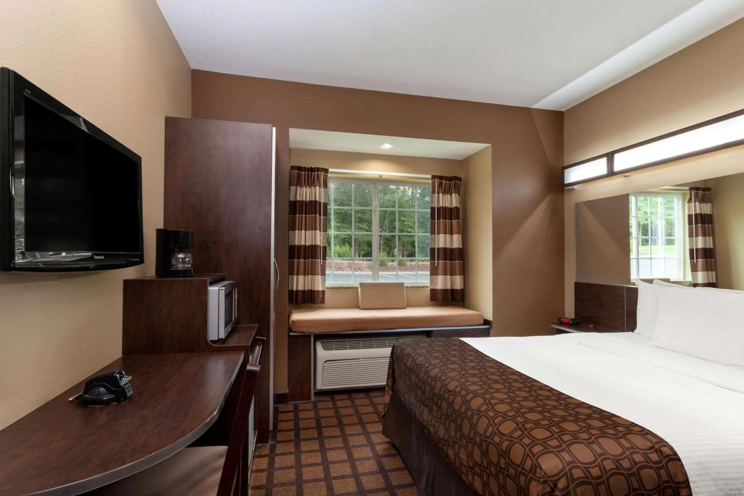 Photo of the whole room, Bed in Microtel Inn & Suites by Wyndham Columbia