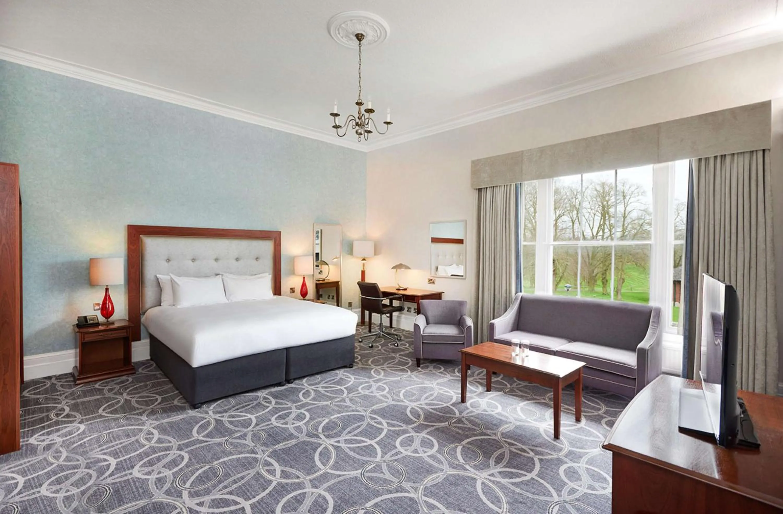 Living room, Bed in Hilton Puckrup Hall Hotel & Golf Club, Tewkesbury