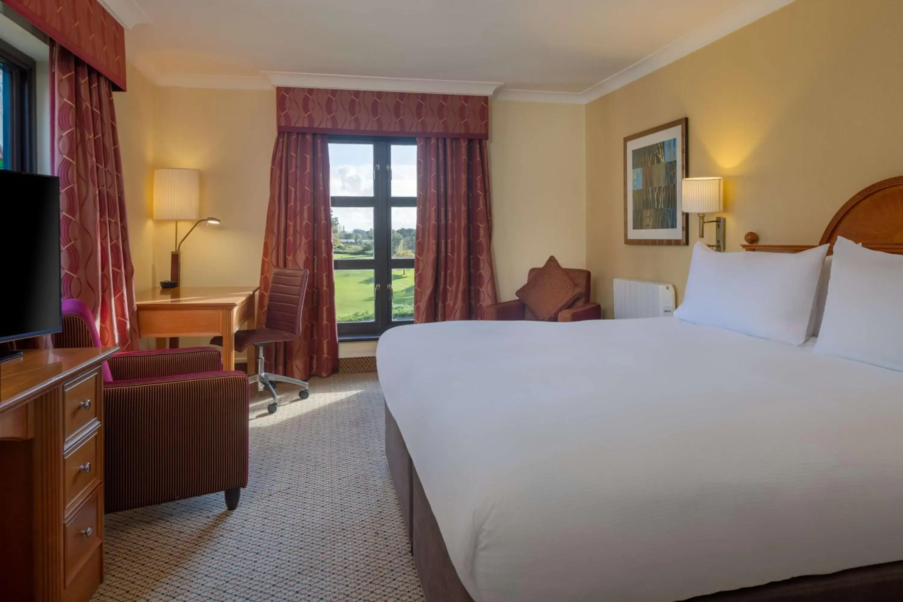 Corner Queen Room in Hilton Puckrup Hall Hotel & Golf Club, Tewkesbury Corner Queen Room in Hilton Puckrup Hall Hotel & Golf Club, Tewkesbury