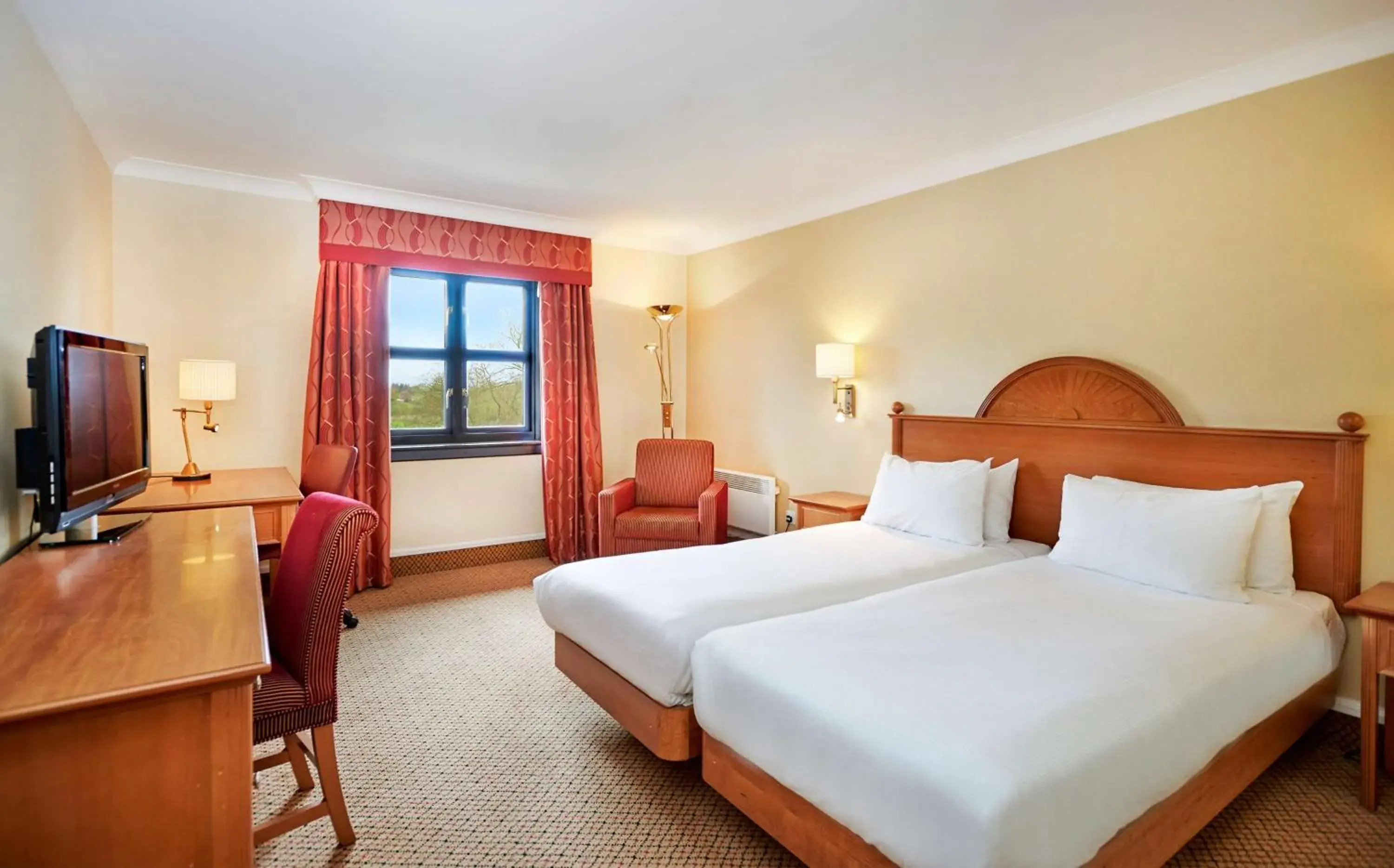 Deluxe Twin Hilton Guest Room in Hilton Puckrup Hall Hotel & Golf Club, Tewkesbury Deluxe Twin Hilton Guest Room in Hilton Puckrup Hall Hotel & Golf Club, Tewkesbury