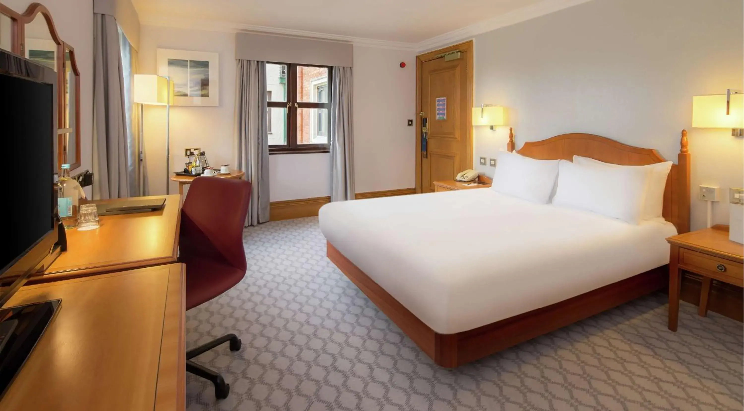 Queen Room in Hilton Puckrup Hall Hotel & Golf Club, Tewkesbury Queen Room in Hilton Puckrup Hall Hotel & Golf Club, Tewkesbury