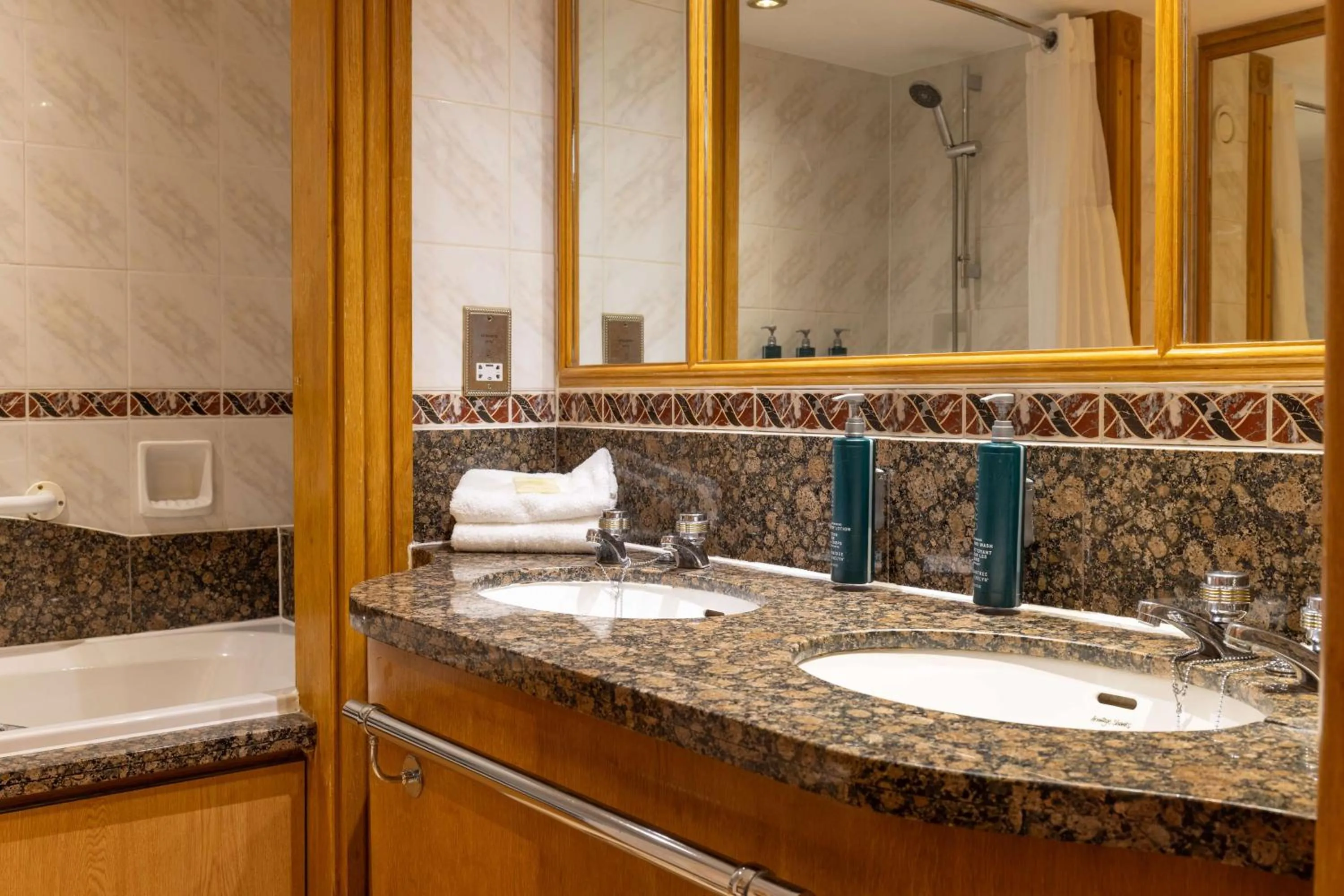 Bathroom in Hilton Puckrup Hall Hotel & Golf Club, Tewkesbury