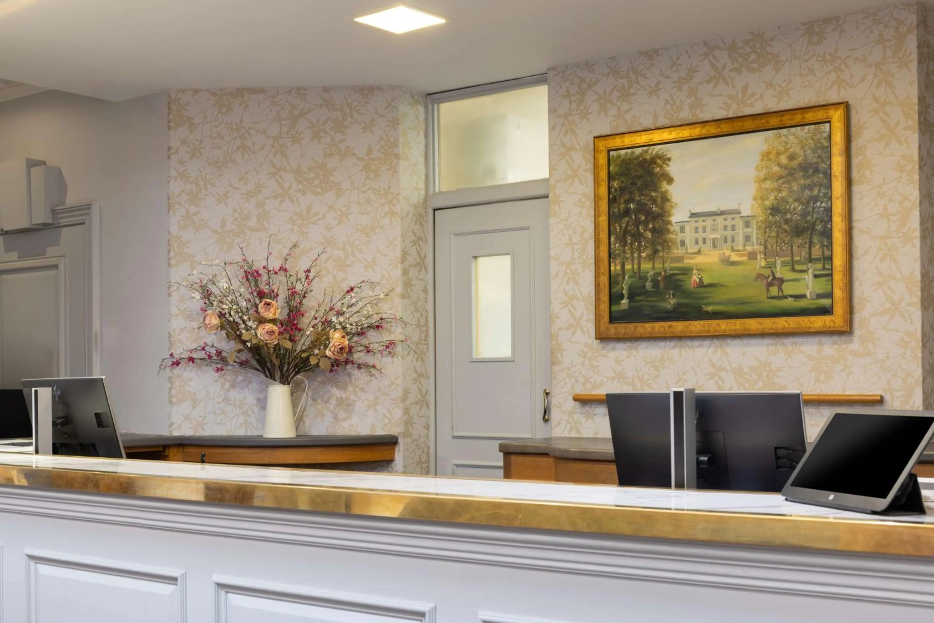 Lobby or reception in Hilton Puckrup Hall Hotel & Golf Club, Tewkesbury