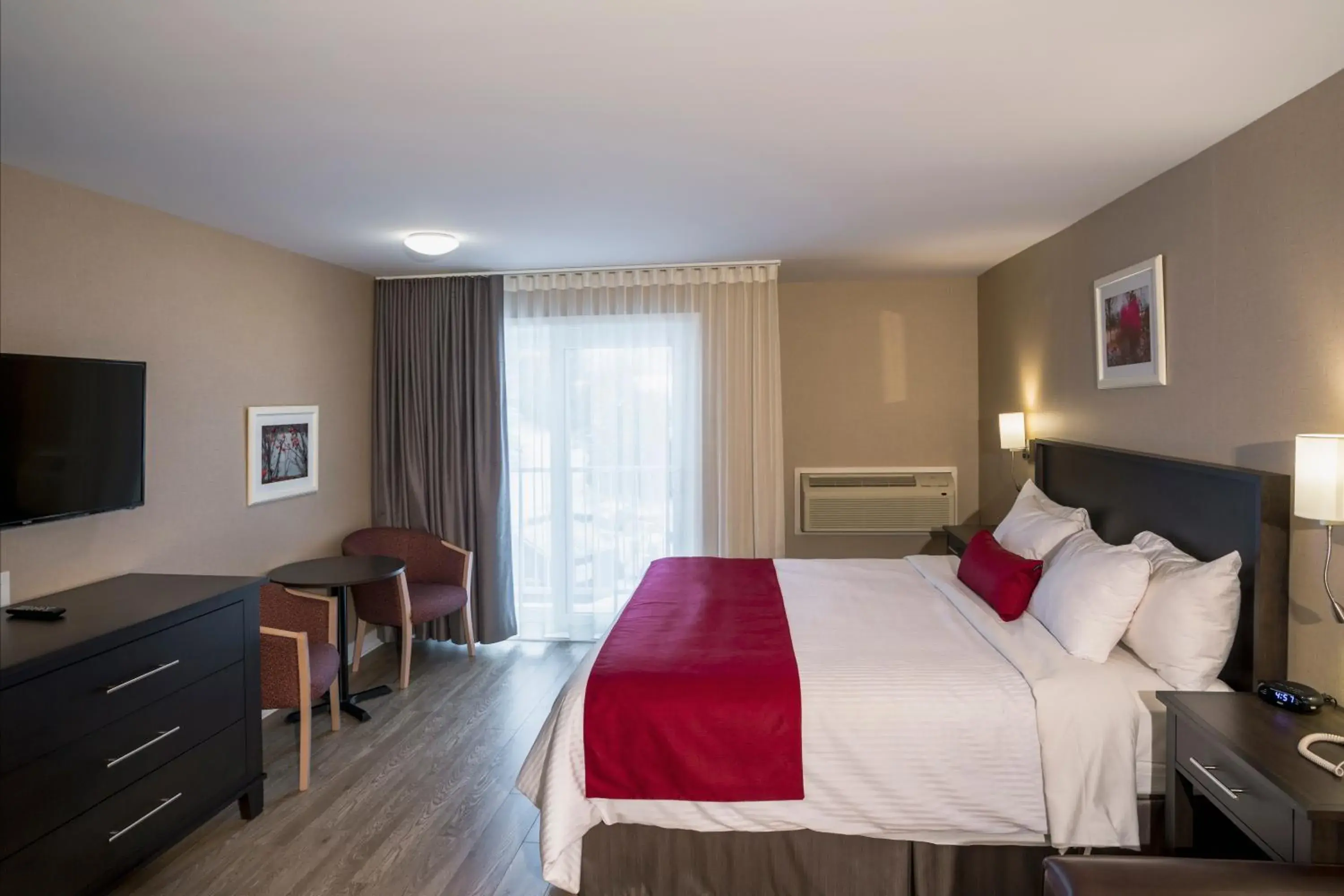 King Room - King Bed and Double-size Sofa Bed with Wood Floor in Hotel Bromont King Room - King Bed and Double-size Sofa Bed with Wood Floor in Hotel Bromont