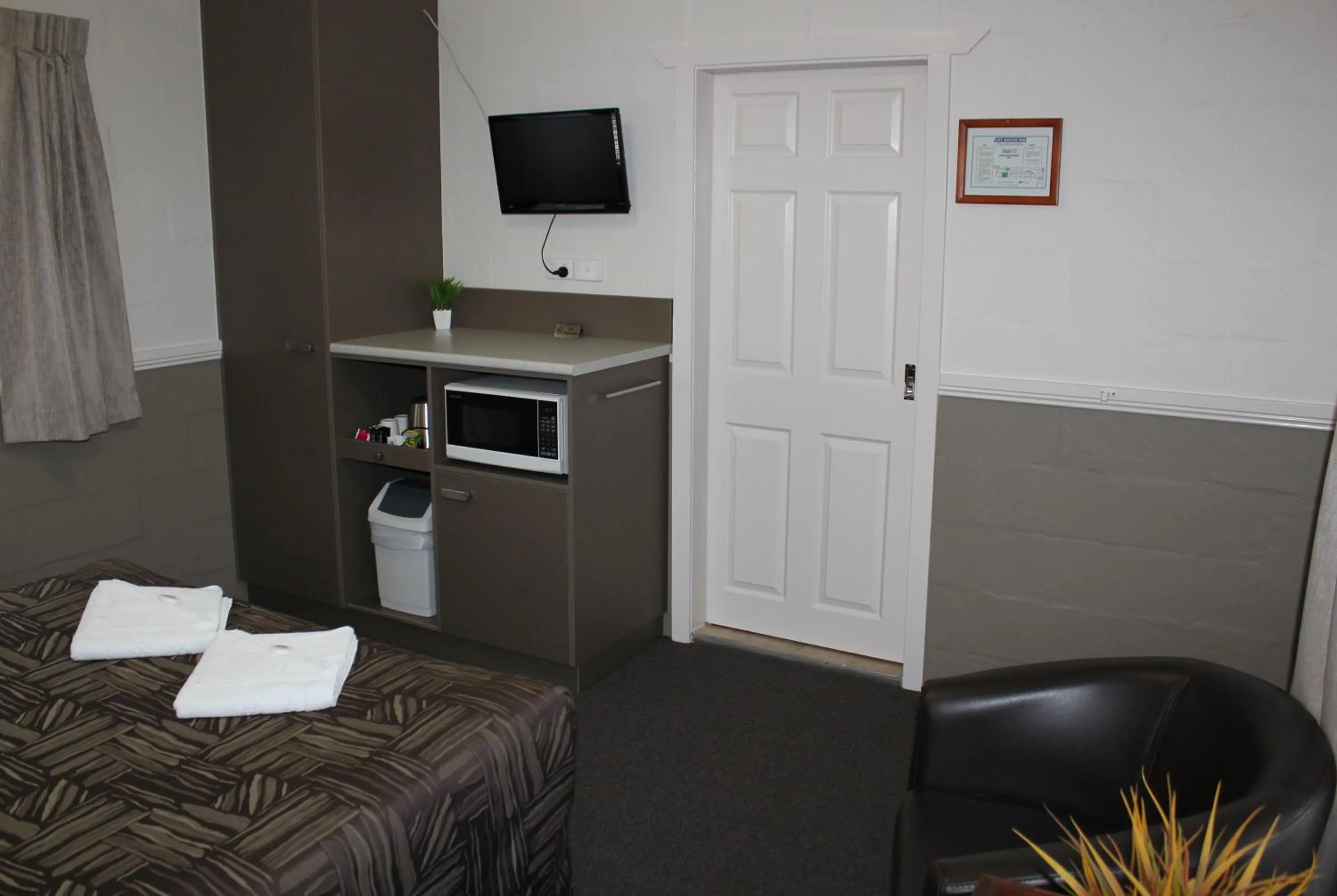 Photo of the whole room, Bed in City Motor Inn