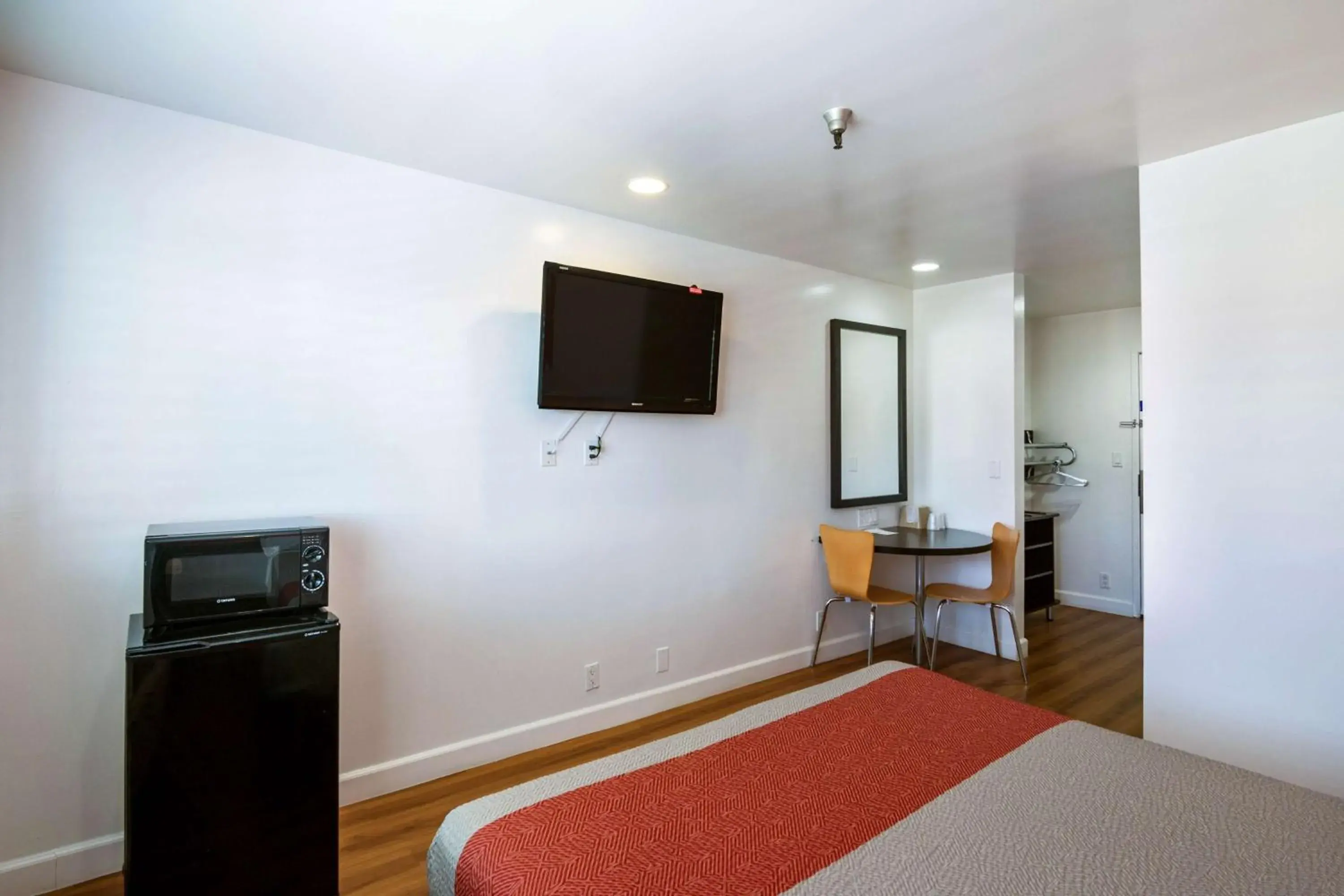 Queen Room - Disability Access - Non-Smoking in Motel 6 Monterey Park Queen Room - Disability Access - Non-Smoking in Motel 6 Monterey Park