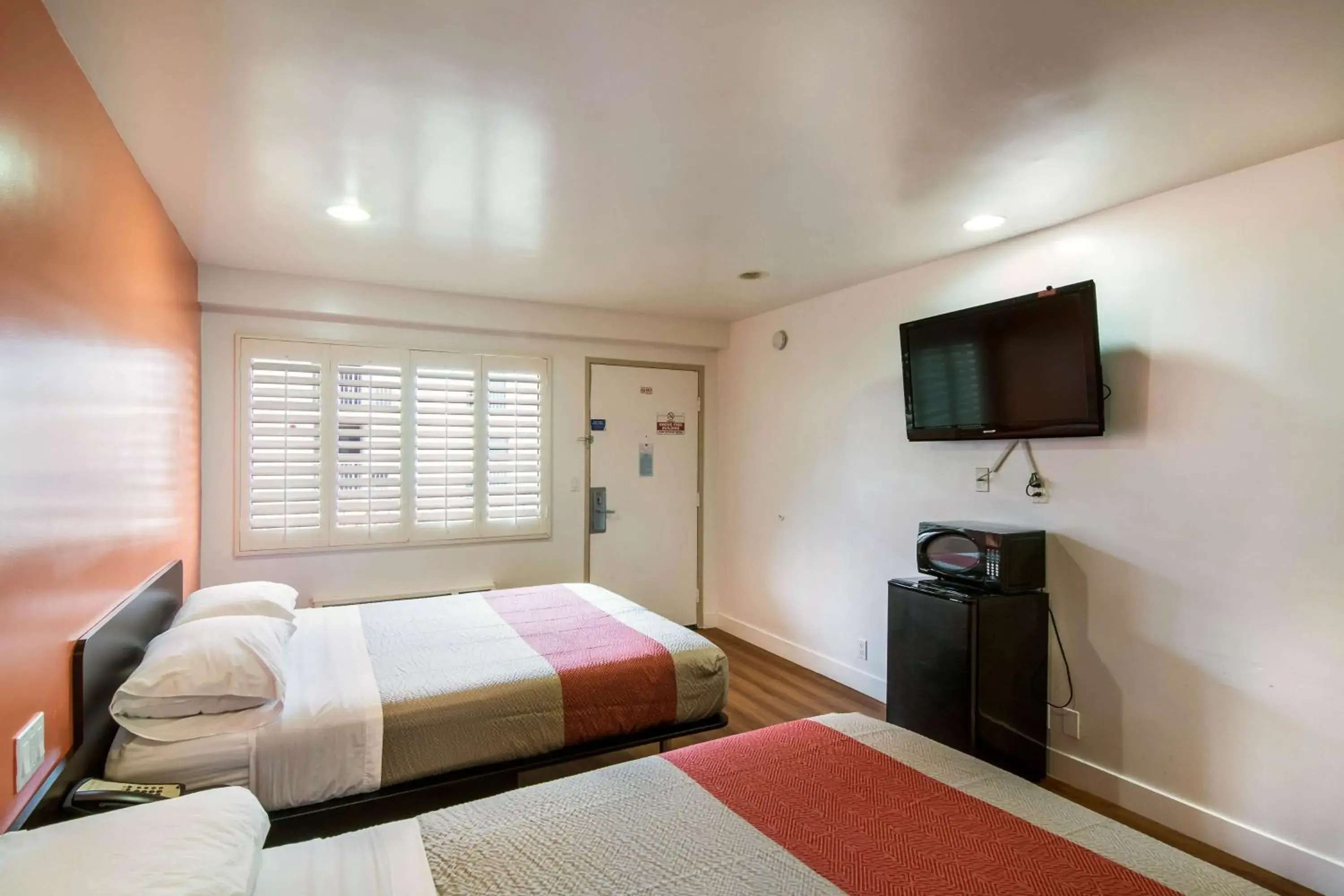 TV and multimedia, Bed in Motel 6 Monterey Park TV and multimedia, Bed in Motel 6 Monterey Park