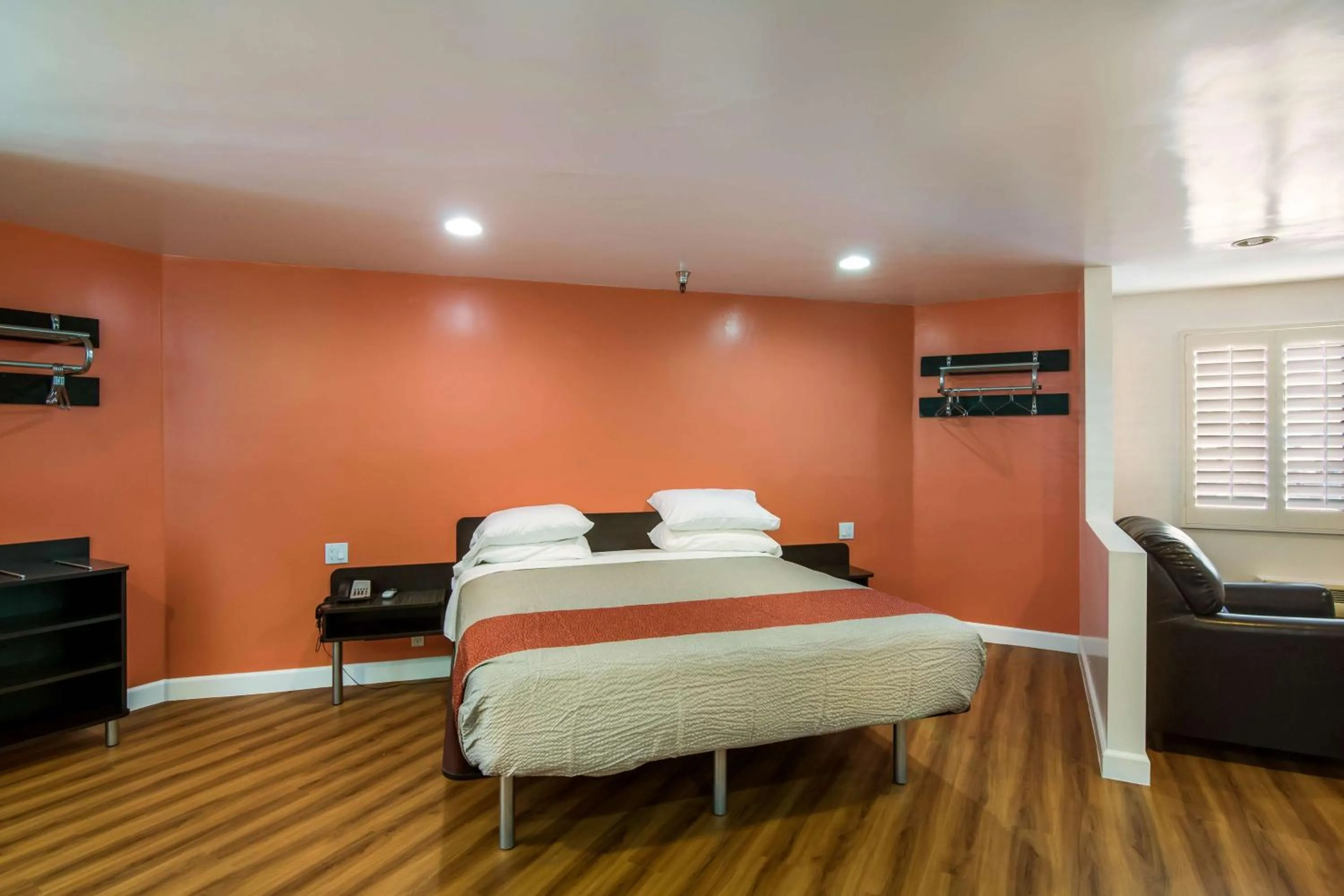 Photo of the whole room, Bed in Motel 6 Monterey Park