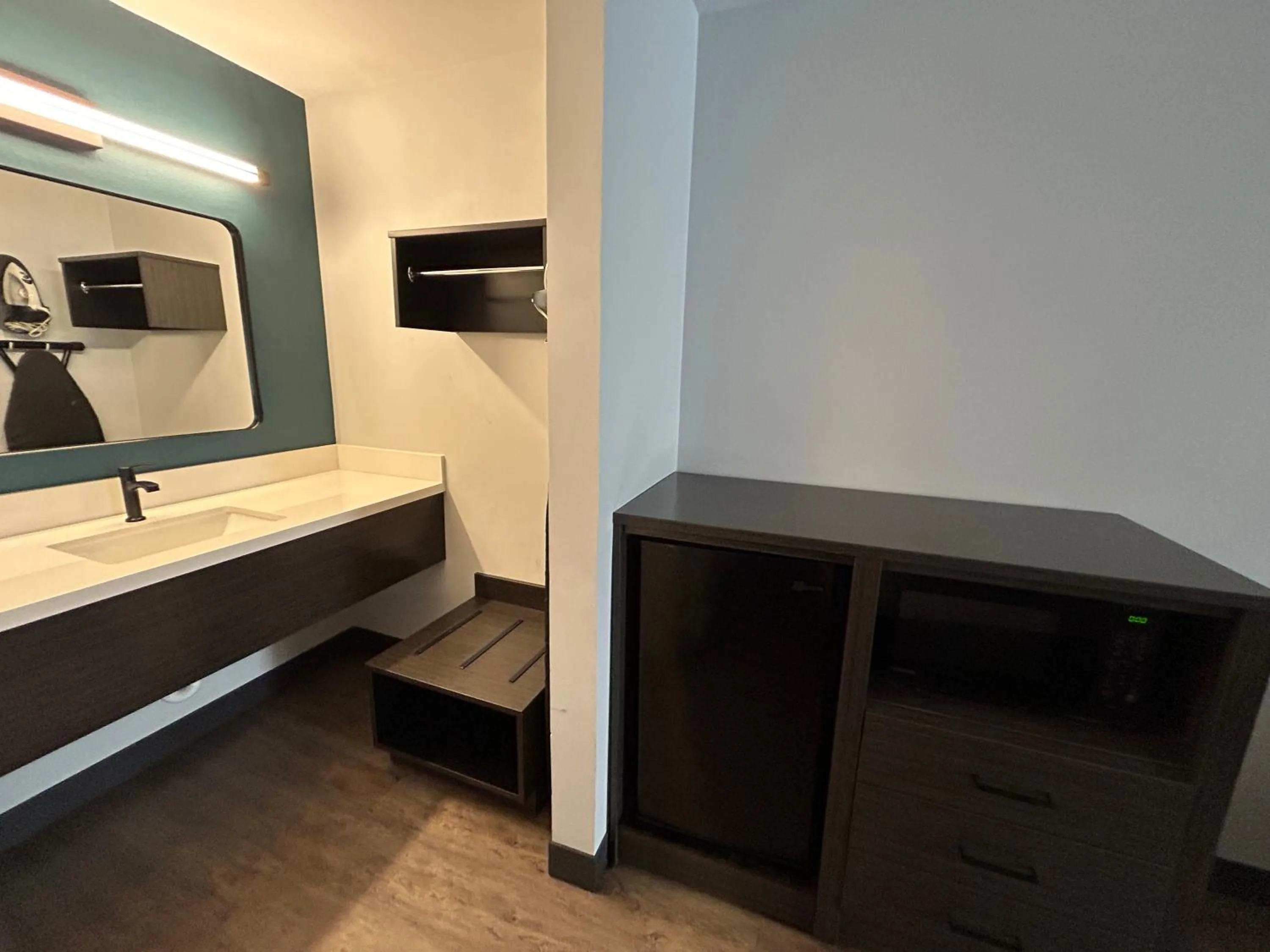 Bed in Studio 6 Suites Gardena, CA