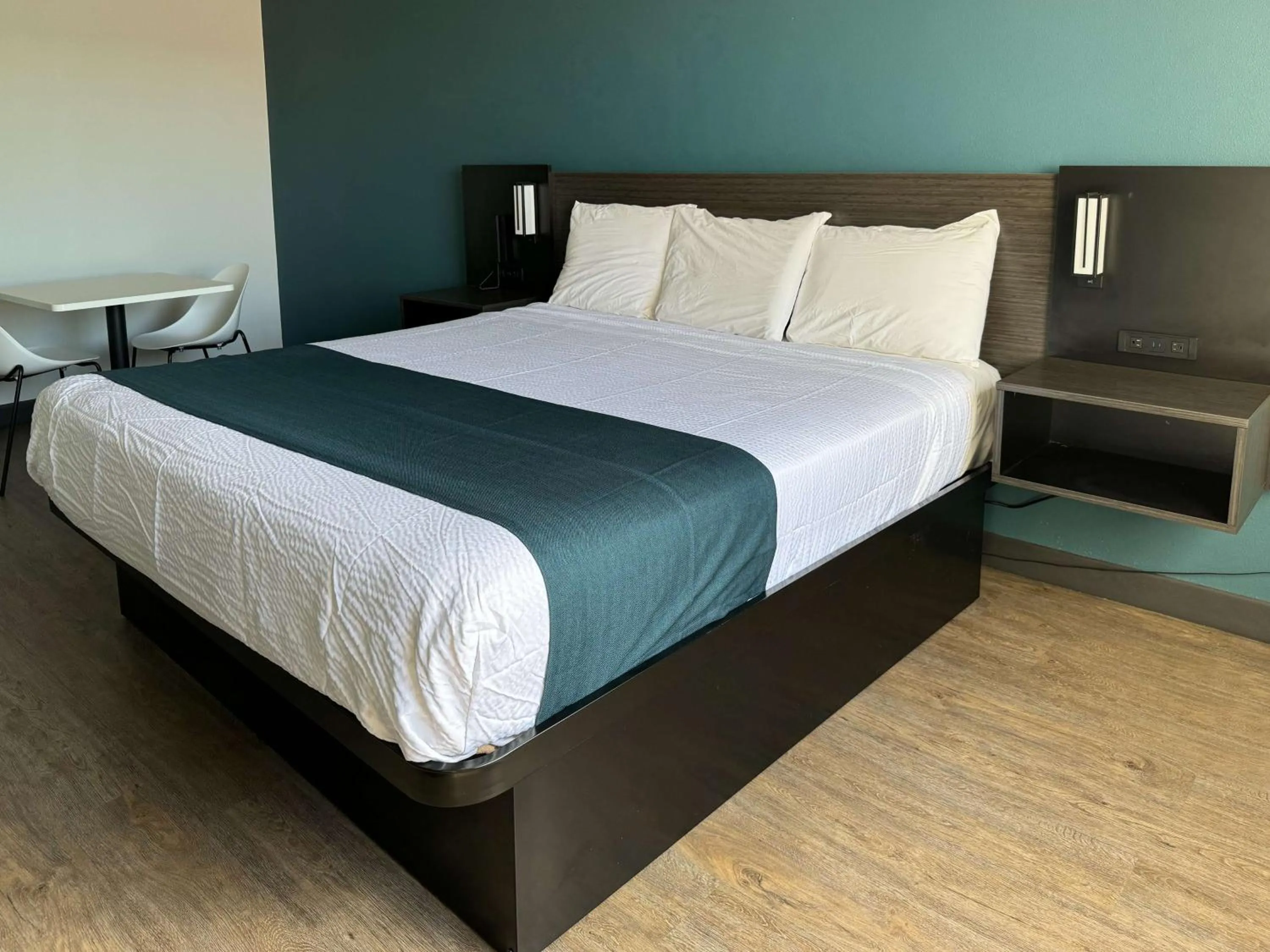 Bedroom, Bed in Studio 6 Suites Gardena, CA